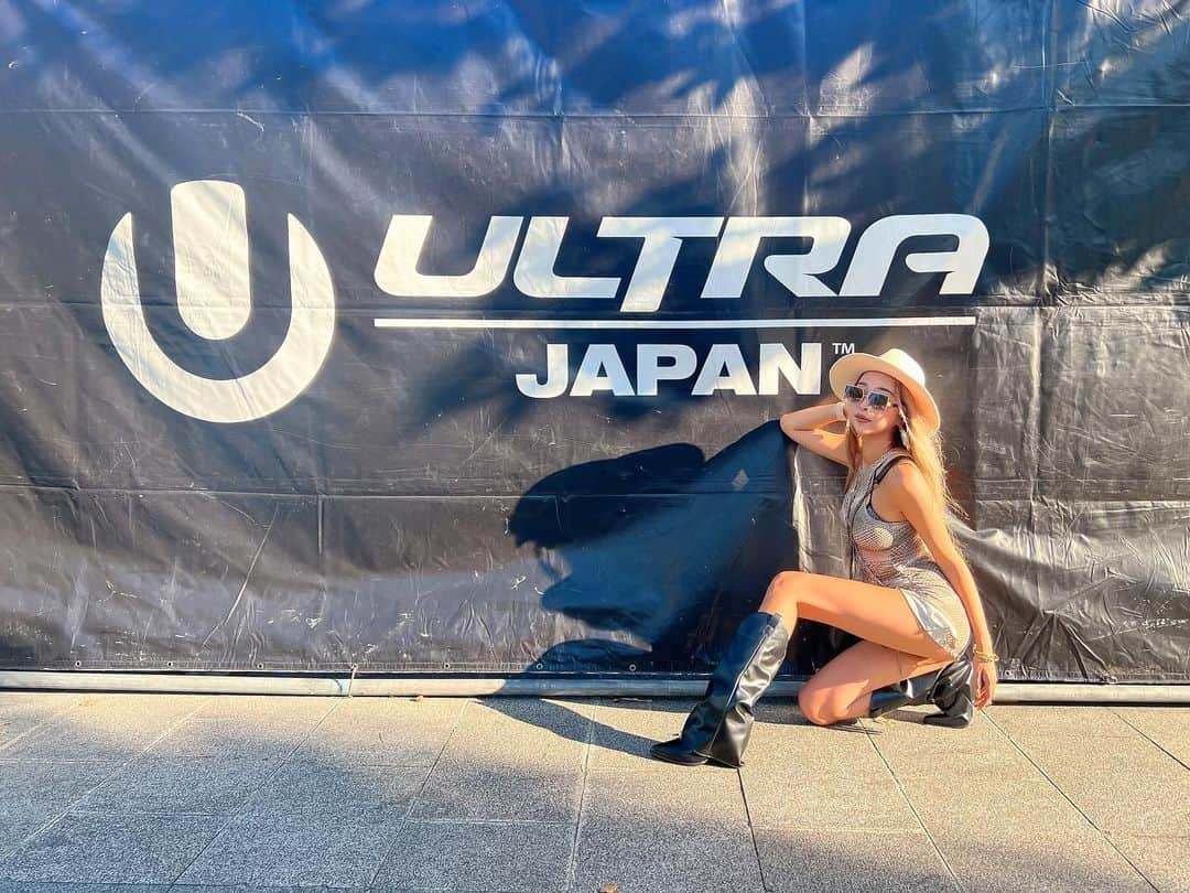 まあーか（まかたん）のインスタグラム：「. 𝙐𝙇𝙏𝙍𝘼 𝙅𝘼𝙋𝘼𝙉2023🤠🐴⛓️ . #ultrajapan#ultrajapan2023#umf#ultra#tokyo#skrillex #ウルトラジャパン#ウルトラジャパン2023#フェスコーデ#音楽フェス#シャンパン#テキーラ#お台場#ウエスタンブーツ#カウガール#shein#ハイトーンカラー」