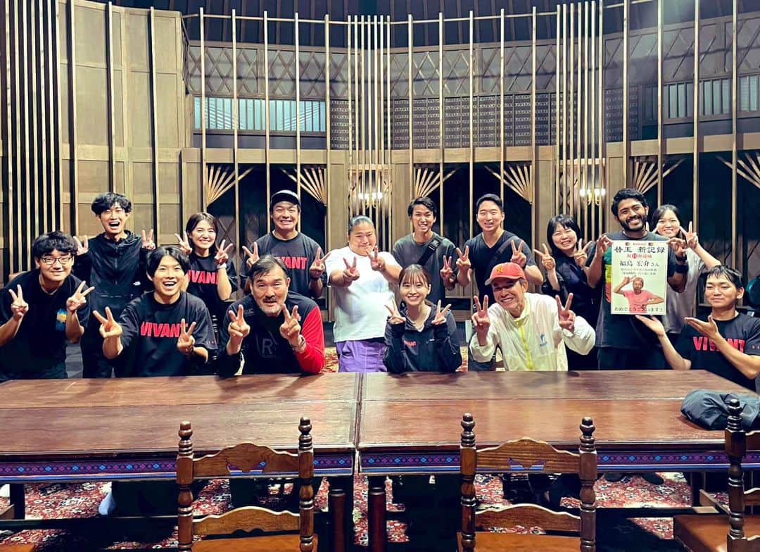のインスタグラム：「オーディション受かってから毎日時間を共にしてきた監督陣と演出部の皆さんとブルーウォーカーこと飯沼愛さん📸最終話の大ゲルにて❗📱📣 これからもドラムという役を大事にしながら役者として精進していきます❗✨ また皆さんと一緒にお仕事できる日を目指して頑張ります💪!!そんな日は遠くないと願ってます、、⛩️🥺🍡 #𝐕𝐈𝐕𝐀𝐍𝐓 #富栄ドラムの」