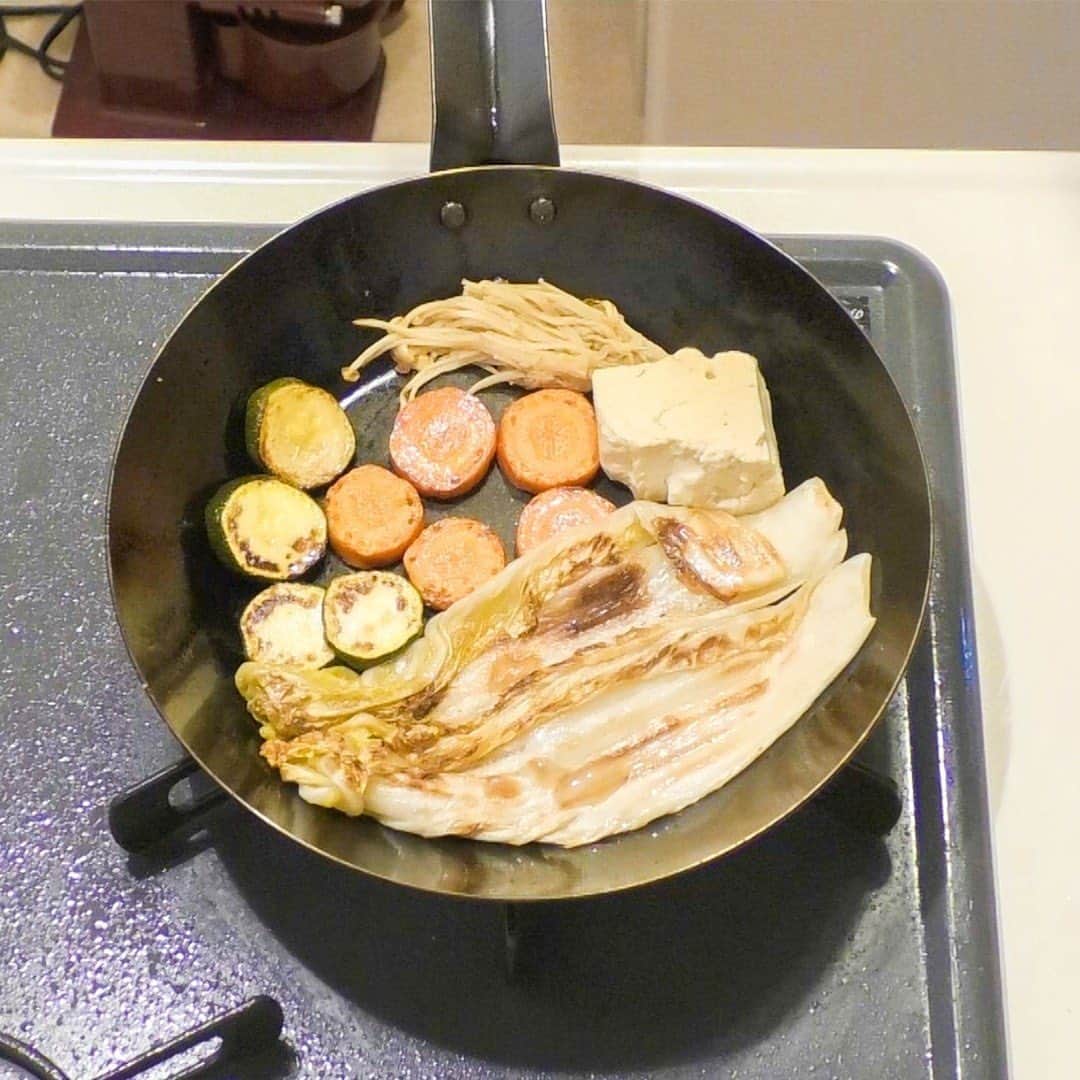 テレビ朝日「家事ヤロウ」さんのインスタグラム写真 - (テレビ朝日「家事ヤロウ」Instagram)「漬物ステーキ（1人前） 1 フライパンにごま油大さじ１をひき、ぬか漬け（豆腐1/4丁、にんじん1/2本、白菜2枚、ズッキーニ1/3枚、えのき10g）を炒める 2 オイスターソース大さじ１と卵１個を割り溶き卵にする 3 漬物に焦げ目がついたら、ぬか漬けを卵でとじる 4 乾燥パセリをお好みで散らし完成！   ★漬けて時間が経過したぬか漬けは火を通して酸味をとばしても美味しい」9月19日 20時37分 - kajiyarou