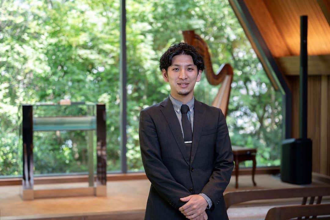 株式会社ポジティブドリームパーソンズのインスタグラム：「【PDP NEWS】 企業に眠るストーリーを、活躍するメンバーの言葉を通じて伝えるプラットフォーム「talent book」へ、新着ストーリーをUPしました。  今回は、「高宮庭園茶寮」にてウェディングユニットマネージャーとして活躍する内川　慎也さんのストーリーです。 アルバイトから入社し、数々の現場で経験を積み、社員へとステップアップ。その後立ち上げなども経験し、現在はメンバーをとりまとめるユニットマネージャーとなった。常にお客様を第一に考え、メンバーを大切にする内川がキャリアアップを決断した背景にはどのような思考や行動があったのだろうか。また内川が描くこれからのビジョンとは。  「talent book」では、ポジティブドリームパーソンズの”今”を、働くメンバーの思いや活動を通して、より身近にお伝えしてまいります。 ＜新着＞ キャリアアップの背景、大切にしたい思いとこれからのビジョンとは。 #確かな感動が生まれる場所　#pdp_culture #positivedreampersons #pdp #感動創出企業」