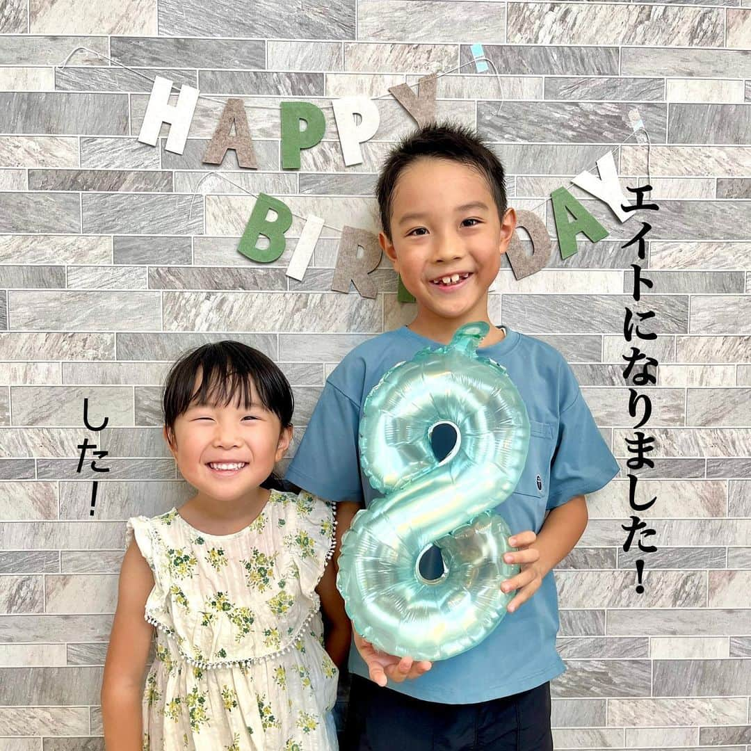 makikoのインスタグラム：「❤︎ HAPPY BIRTHDAY エイト🎂🎉 8歳（エイト）になりました❣️👦🏻  もう8歳だなんてホンマにあっという間‼️ 見た目はどんどんお兄ちゃんになってきたけど、中身はまだまだ幼少期のまんま😂💓  いつまで家の中走り続けるんやろか？🏃 飛び続けるんやろか？🐇 見えない敵と戦い続けるんやろか？⚔️ もうちょっと落ち着いてほしいんですけど😂🙌🏻  誕生日の夜はパパスとテレビ電話したよ😘 今実写版ワンピースにハマってて、『ゴムゴムのぉ〜』ばっかりテレビ電話越しに攻撃してたよ…😇  #8歳誕生日 #まだまだ落ち着く様子なし」