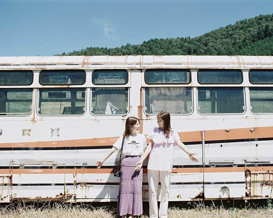 Masaのインスタグラム：「.   Nikon F3  Nikkor 50mm F1.4 #colorplus200  走ってる途中にあって、Uターンしたやつ。  乗ってるとか乗ってないとか、フィルムが半分しか写ってないとか👻  撮影日 : 2023年9月3日  #まさ35 #エビプリ #35mm #nikonf3 #nikon #フィルム #film #filmcamera #filmphotography #フィルム #フィルムカメラ #フィルム写真 #portrait #ポートレート #filmisnotdead #京都 #kyoto #廃バス」