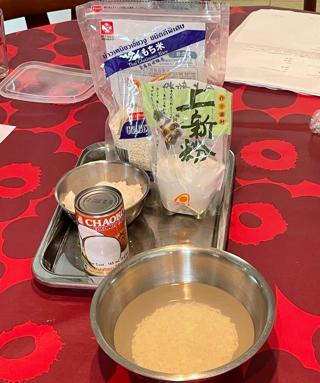 箕輪玖美さんのインスタグラム写真 - (箕輪玖美Instagram)「すごく久々のタイ料理教室🇹🇭 ・ ・ ソムタム(青パパイヤのサラダ)、ラープムー(ひき肉とハーブの辛い和え物)、ガイヤーン(鶏のモモ焼き)、カカニィァオピヤック(餅米のデザート)  先生のレシピは簡単で、いつもとっても美味しい😋 ・ ・ タイ料理ってハードル高そうだけど、本当に美味しいレシピと調味料を集めれば、意外とサックリできちゃうのよね✨  #タイ料理教室 #タイ料理大好き #お料理大好き #お料理教室 #学びは楽しい #お稽古 #アラフィフ女子 #箕輪玖美」9月20日 7時32分 - kumi.111