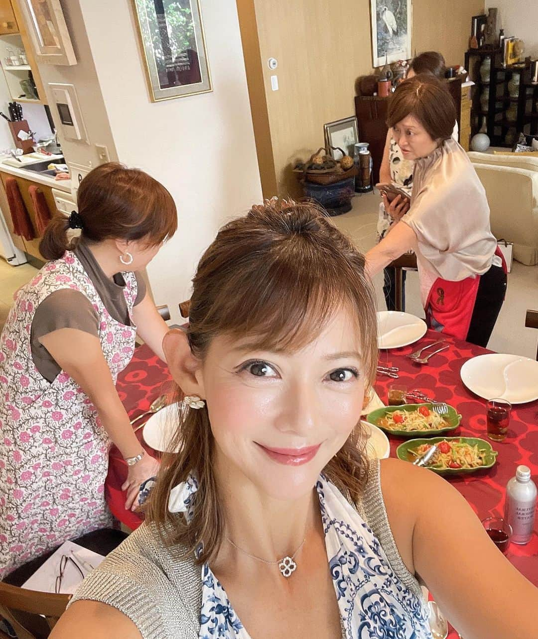 箕輪玖美のインスタグラム：「すごく久々のタイ料理教室🇹🇭 ・ ・ ソムタム(青パパイヤのサラダ)、ラープムー(ひき肉とハーブの辛い和え物)、ガイヤーン(鶏のモモ焼き)、カカニィァオピヤック(餅米のデザート)  先生のレシピは簡単で、いつもとっても美味しい😋 ・ ・ タイ料理ってハードル高そうだけど、本当に美味しいレシピと調味料を集めれば、意外とサックリできちゃうのよね✨  #タイ料理教室 #タイ料理大好き #お料理大好き #お料理教室 #学びは楽しい #お稽古 #アラフィフ女子 #箕輪玖美」