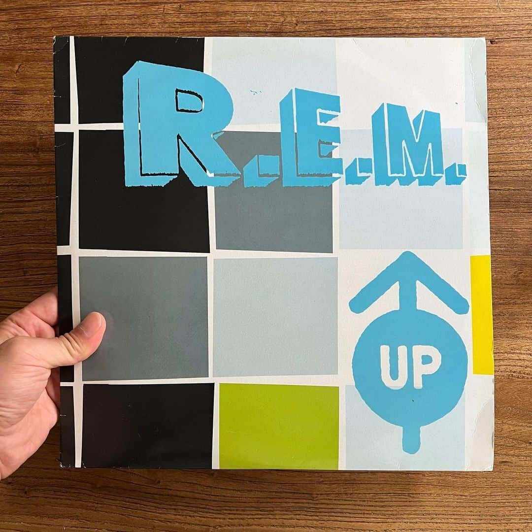 山田稔明さんのインスタグラム写真 - (山田稔明Instagram)「今年でリリースから25周年のR.E.M.『UP』。3人組になって最初のレコード、GOMES THE HITMANメジャーデビューのための作業をしていたスタジオで買ってきてすぐ大きな音で聴いたのを憶えている。 #朝一番に聴くレコード #rem_collections」9月20日 7時34分 - toshiakiyamada