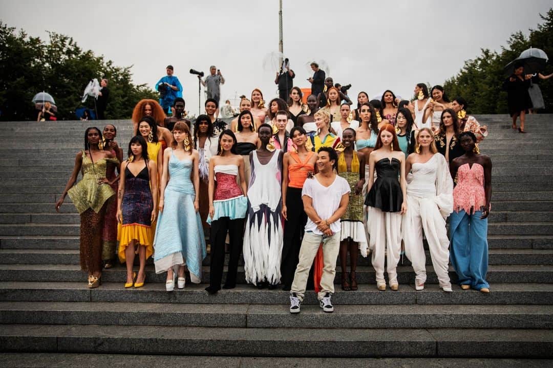 プラバルグルンのインスタグラム：「Fabulous Finale⁠ ⁠ Final looks of the Prabal Gurung Spring Summer 2024 collection @nyfw @FashionWeek⁠ ⁠ Photo by @lewismirrett」
