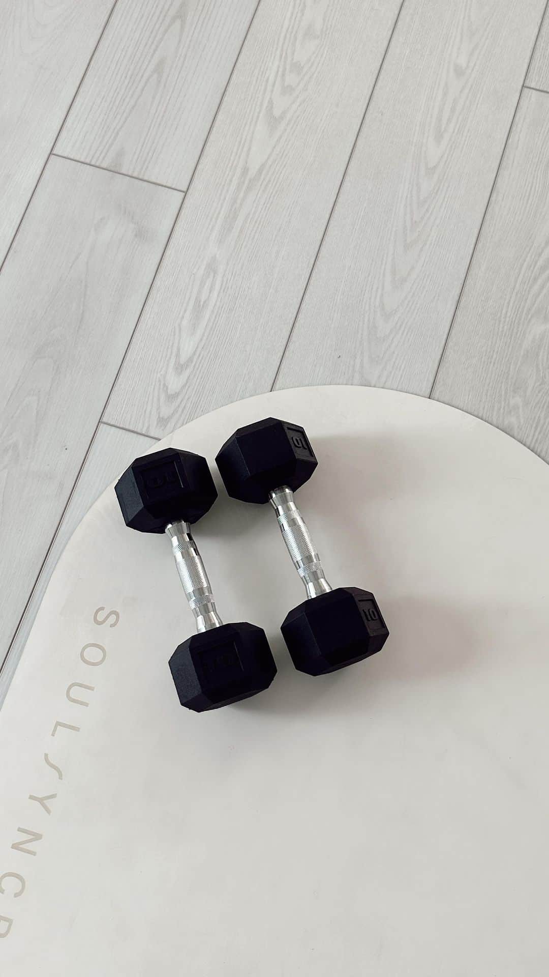 のインスタグラム：「When I run short on time I do this full body workout with weights! Save this for your next time in the gym!  12 reps each exercise ( 3 round total)   	⁃	Squat with shoulder press 	⁃	Curtsey lunge with bicep curl 	⁃	Single leg RDL ( each side) 	⁃	Skull Crusher 	⁃	Weighted Hip Dip 	⁃	Windshield wipers  Find more of my workout programs  on @soulsyncbody!」