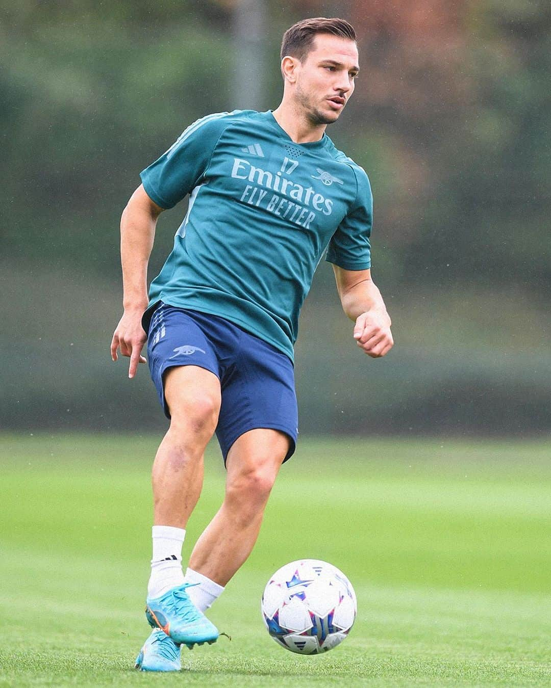 セドリック・ソアレスさんのインスタグラム写真 - (セドリック・ソアレスInstagram)「Full focus on the start of our Champions League campaign 💪🏻⚡⚽ #Arsenal #Work #Training #Focus」9月20日 6時01分 - cedricsoares41