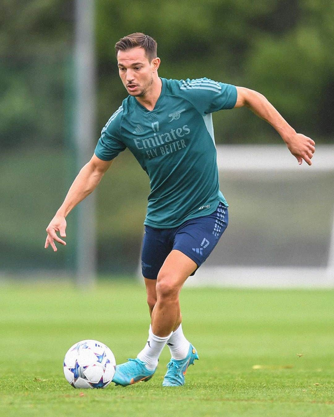 セドリック・ソアレスさんのインスタグラム写真 - (セドリック・ソアレスInstagram)「Full focus on the start of our Champions League campaign 💪🏻⚡⚽ #Arsenal #Work #Training #Focus」9月20日 6時01分 - cedricsoares41