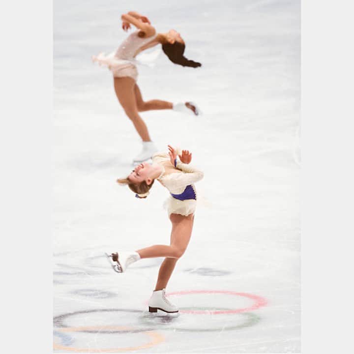 タラ・リピンスキーのインスタグラム：「Episode 7 is out! And this one figure skating fans will like.   We discussed how Michelle Kwan and I reconnected last year, over a topic that has obviously become so important to me. If you told me this 25 years ago when she and I were just little teenagers competing at the Olympics, I wouldn’t have believed you.   We have certainly seen each other through the years at events, but this re- connection was a special one.   I’ve always felt a bond with Michelle, how can I not? We have a shared experience together that is quite unique. We competed against each other at the highest level in sport during the height of figure skating popularity. I can explain to people what it feels like to skate to center ice at a competition but you kinda have to live it to understand. Now all these years later being able to have a supportive kinship/friendship and connection seems a bit unexpected in the best way possible.   Last year we had a longggg phone call that was truly beautiful in so many ways. To be able to be vulnerable and open up about these intimate and private moments while bonding through this conversation was very meaningful. It’s what life is about right? Sharing, supporting and building special relationships.   The funny thing is- Michelle and I were “considered” “rivals”. But we were just two elite athletes competing against each other. And during those years, many (thank goodness not all) figure skating fans intensely divided and became either “Michelle fans” or “Tara fans.” And to this day I still get some pretty hateful messages from disgruntled fans.  So what really makes me giggle is Michelle knows my entire story. I hadn’t told many people in my life until now and for all of you listening you are still not caught up yet to where we are currently in our story. But Michelle knows, and over the last year giving her these updates has made me think about what is so amazing about these interactions. Women supporting women. It’s so important. Life is hard and you never know what someone is going through behind closed doors, so be kind. Friendships between women that are supportive and uplifting can make this crazy world a better place. @michellewkwan」