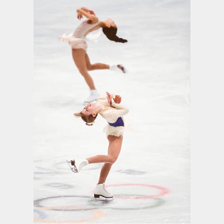 タラ・リピンスキーのインスタグラム：「Episode 7 is out! And this one figure skating fans will like.   We discussed how Michelle Kwan and I reconnected last year, over a topic that has obviously become so important to me. If you told me this 25 years ago when she and I were just little teenagers competing at the Olympics, I wouldn’t have believed you.   We have certainly seen each other through the years at events, but this re- connection was a special one.   I’ve always felt a bond with Michelle, how can I not? We have a shared experience together that is quite unique. We competed against each other at the highest level in sport during the height of figure skating popularity. I can explain to people what it feels like to skate to center ice at a competition but you kinda have to live it to understand. Now all these years later being able to have a supportive kinship/friendship and connection seems a bit unexpected in the best way possible.   Last year we had a longggg phone call that was truly beautiful in so many ways. To be able to be vulnerable and open up about these intimate and private moments while bonding through this conversation was very meaningful. It’s what life is about right? Sharing, supporting and building special relationships.   The funny thing is- Michelle and I were “considered” “rivals”. But we were just two elite athletes competing against each other. And during those years, many (thank goodness not all) figure skating fans intensely divided and became either “Michelle fans” or “Tara fans.” And to this day I still get some pretty hateful messages from disgruntled fans.  So what really makes me giggle is Michelle knows my entire story. I hadn’t told many people in my life until now and for all of you listening you are still not caught up yet to where we are currently in our story. But Michelle knows, and over the last year giving her these updates has made me think about what is so amazing about these interactions. Women supporting women. It’s so important. Life is hard and you never know what someone is going through behind closed doors, so be kind. Friendships between women that are supportive and uplifting can make this crazy world a better place. @michellewkwan」