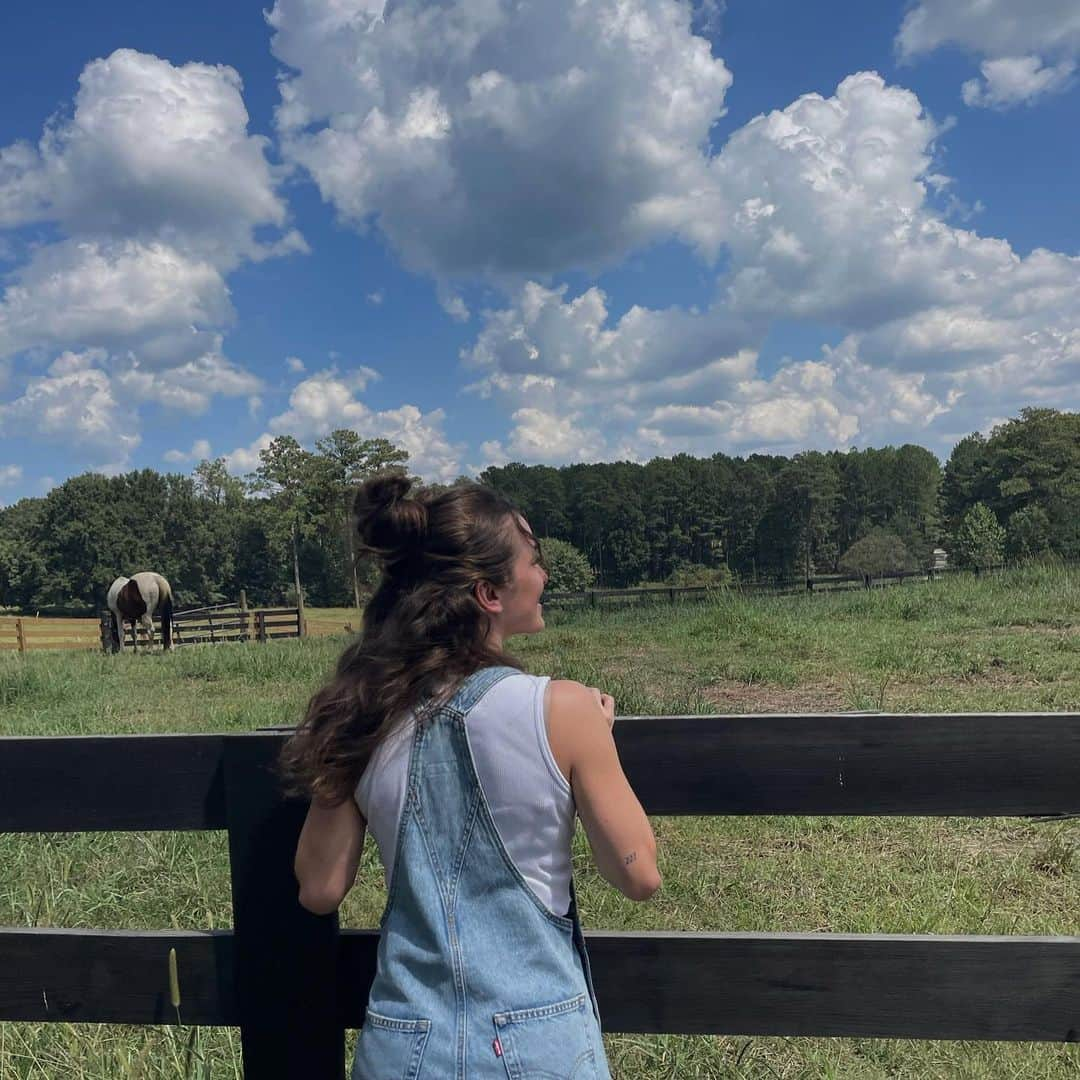 ノラ・フラットレーのインスタグラム：「beautiful days💐🐝✨」