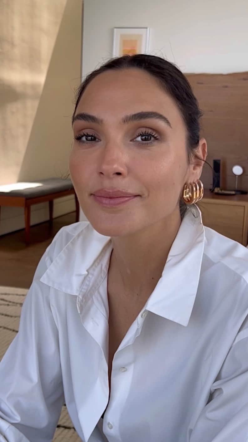 JO BAKERのインスタグラム：「G A L • G A D O T 🇮🇱 Sunday kinda inspired makeup on  #galgadot ✨ Soft, natural, …relaxed vibes …enhancing her natural beauty in a subtle soft way with a feathery daytime lash using #tarantulash #mascara @bakeupbeauty ‼️ Hair @jennychohair  Makeup by me #jobakermakeupartist using #bakeupbeauty see stories for more products used to create this soft effortless everyday look ✨  🤍  #makeupoftheday #makeup #makeuptutorial #makeupturorials #makeupartist #makeupideas #makeuplover #makeupaddict #lashes #wonderwoman #lash #lashboss #bestmascara #beautyblogger #nomakeupmakeup #weddingmakeup  #galgadotfan」