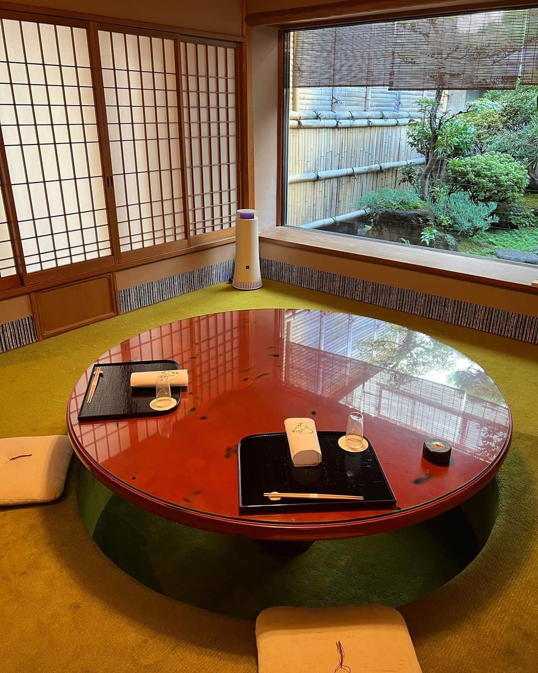 甘糟記子さんのインスタグラム写真 - (甘糟記子Instagram)「私が京都で1番好きな懐石\(//∇//)\ 木乃婦さんです(o^^o) @kinobu_official   以前雑誌の取材で優子と行ってから、かれこれ20年くらいはハマってる（笑）  ほぼ全部個室で、お部屋が本当にどこも素敵！ 全部掘りごたつや、畳のお部屋でもテーブルと椅子のセットであったりとご年配の方への配慮もありがたい(〃ω〃) そして個室だから子供が小さくてもオッケーで、うちの子達も赤ちゃんの時とか連れてきてたよ(≧∀≦)  そしてなにより、お食事が最高に美味しい\(//∇//)\  今回は妹と2人でのんびりと(๑>◡<๑)  鮑の素麺から始まって、締めは松茸ご飯\(//∇//)\  この季節ならではの松茸と鱧の土瓶蒸しも最高でした(๑˃̵ᴗ˂̵)  鍋物も、固形燃料とか使わずに、ちゃんと下に炭が入った七輪でくるの！  なんかもう全てが大好き〜（笑）  土日祝は夜と同じコースしかランチは無いんだけど、平日のお弁当みたいなタイプのランチもお手頃で気になってます！  是非京都に行く機会があったら、行ってみてください\(//∇//)\  #大好きなお店#木乃婦#甘糟旅行京都#甘糟旅行#懐石#日本料理#おいしすぎる#見た目も綺麗#また行きたいお店#京都グルメ#京都老舗」9月20日 6時10分 - norihey924