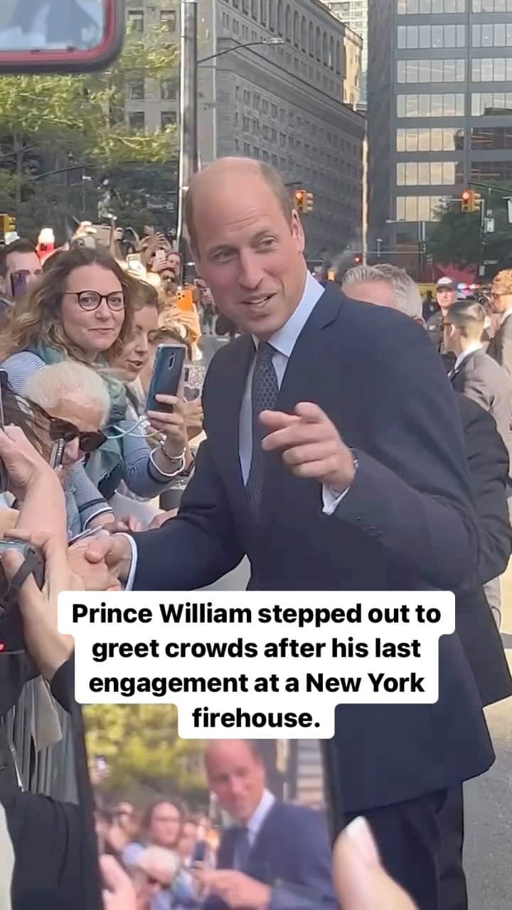 Huffington Postのインスタグラム：「Prince William stepped out to greet crowds after his last engagement at a New York firehouse. He was given three “I ❤️ NY” shirts for his children by a fan named Alyssa, and said that he “would love” to bring the kids to New York one day. 🎥 @carly.ledbetter」