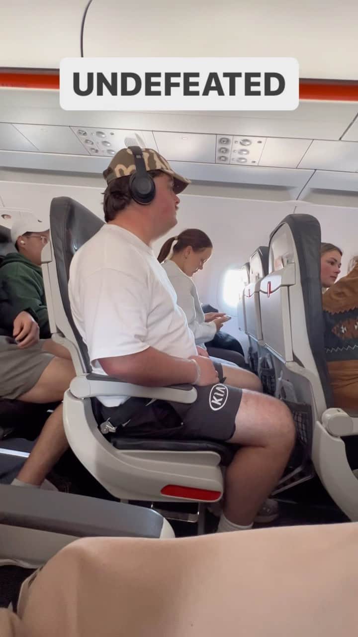 アメリカ運輸保安局のインスタグラム：「There’s no place like first place.   Seriously, we’ve got The Game Plan, the Space to Jam, and tips that’ll prevent you from being named Rookie of the Year. Need a whole Sandlot of help packing for travel? Cool (Runnings); No problem!   For anytime when you’ve packed it and you want to Bring It On… For anytime when you can Remember the Titans, but not our liquids rules…   Reach out to our AskTSA Team! They’re the team with the eye of the tiger, and the skills to help you go the distance (for-ev-ver). So Bend it like Beckham over to our link in bio for all of our customer service options + more!   #Seatbelt #SeatbeltSafety #WindowSeat #AirportDad   Video by @willl.taylor_」