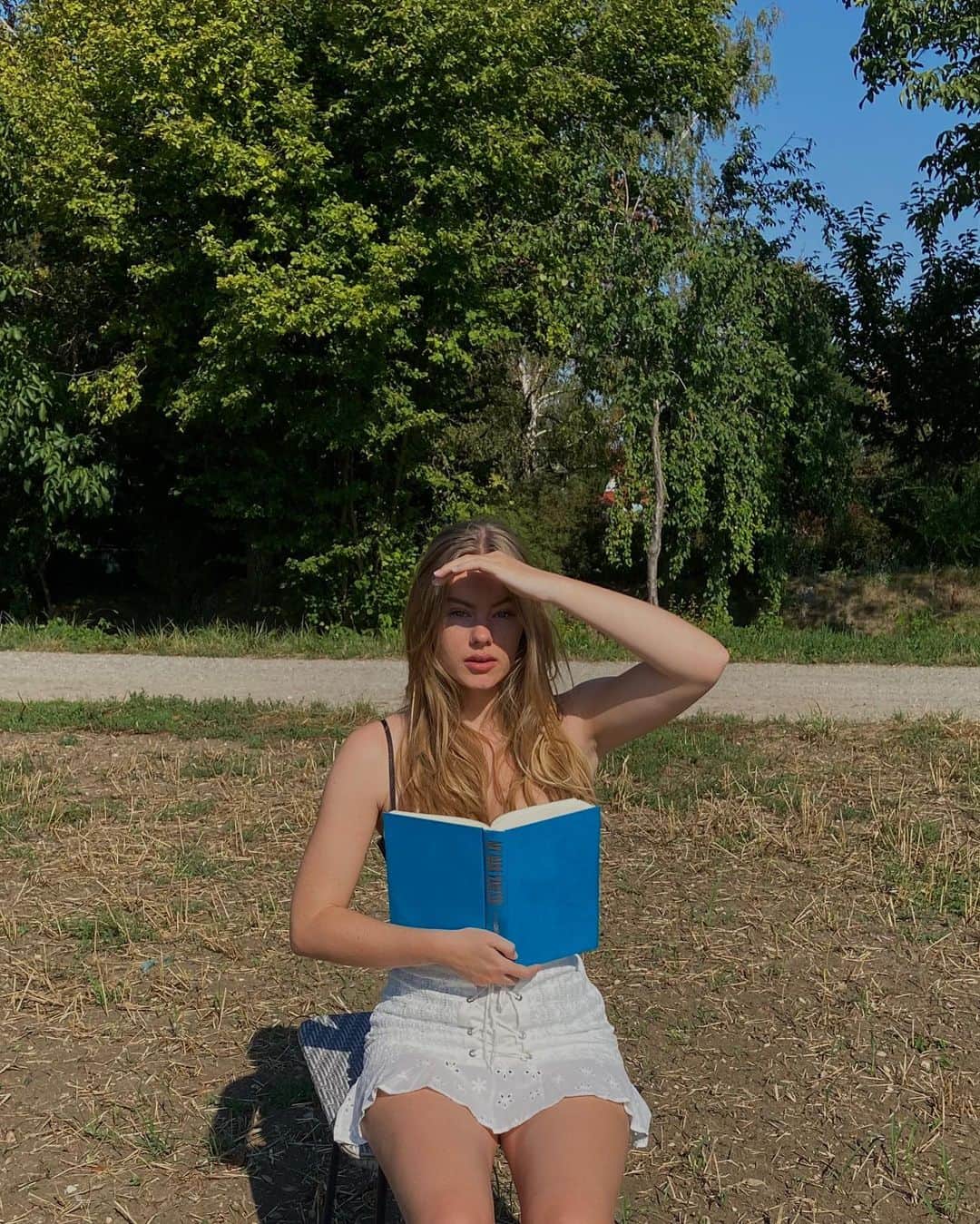 Annabel Smitのインスタグラム：「it clearly took me a while to finish this book」