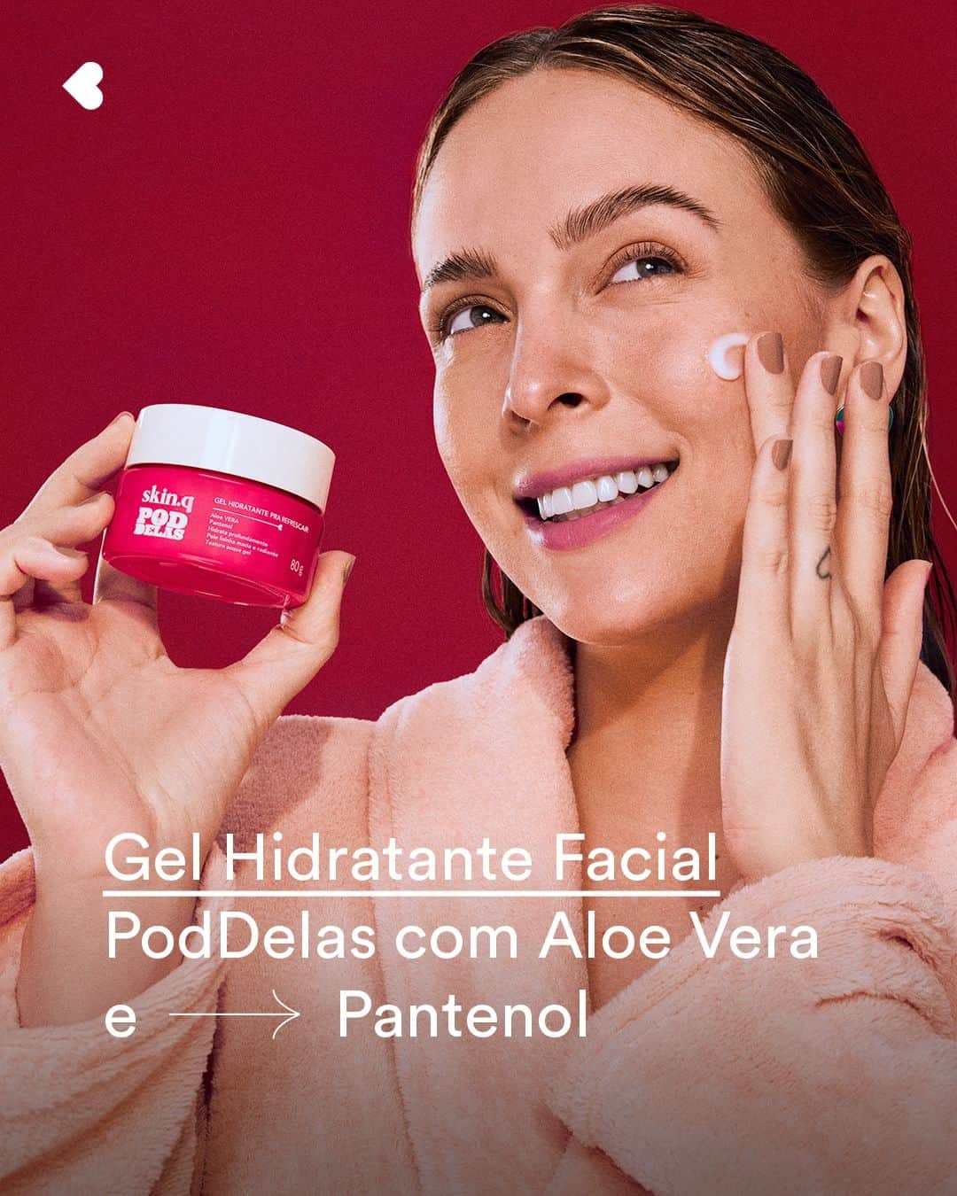 quem disse, berenice?のインスタグラム：「cadê as gatinhas que amam Gel Hidratante Facial? chegou ele, o maior, o que vai trazer a refrescância e o glow do Aloe Vera com a hidratação profunda do Pantenol. Pele ressecada? não não, eu uso Gel Hidratante Facil do PoddDelas e da Berê 💅🏾#QDBComPoddelas   #PraTodosVerem: o post é uma foto da Tata passando creme no rosto e o texto: "Gel Hidratante Facial Poddelas com Aloe Vera e Pantenol". Fim da descrição.」