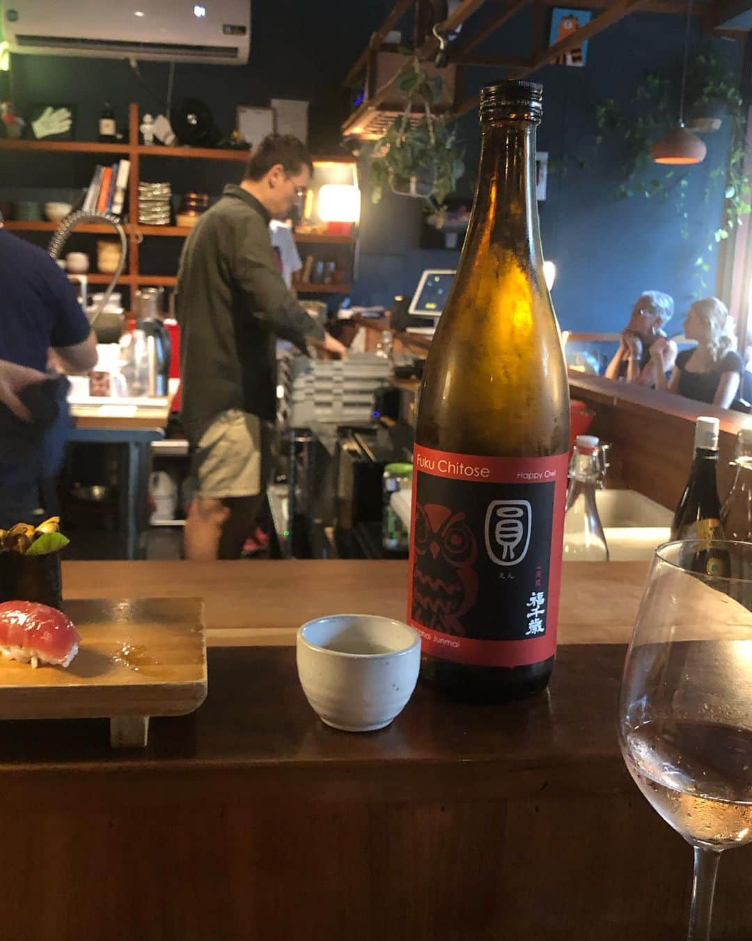 岡田育さんのインスタグラム写真 - (岡田育Instagram)「Happy birthday 🍣 🎂🍶 to him. @rosellasushi #rosellanyc  @katosakeworks #katosakeworks  @fukuchitose #fukuchitose #alphabetcitynyc  #newyorkstylesushi  #鮨屋 #sushiinnewyork  . 夫のオットー氏（仮名）のお誕生日でした。ロウゼラはいい鮨屋だなぁ。カジュアルだけど味はしっかり、江戸前とは違うけど一口ずつ斬新華やかなニューヨークスタイル。」9月20日 6時20分 - okadaic