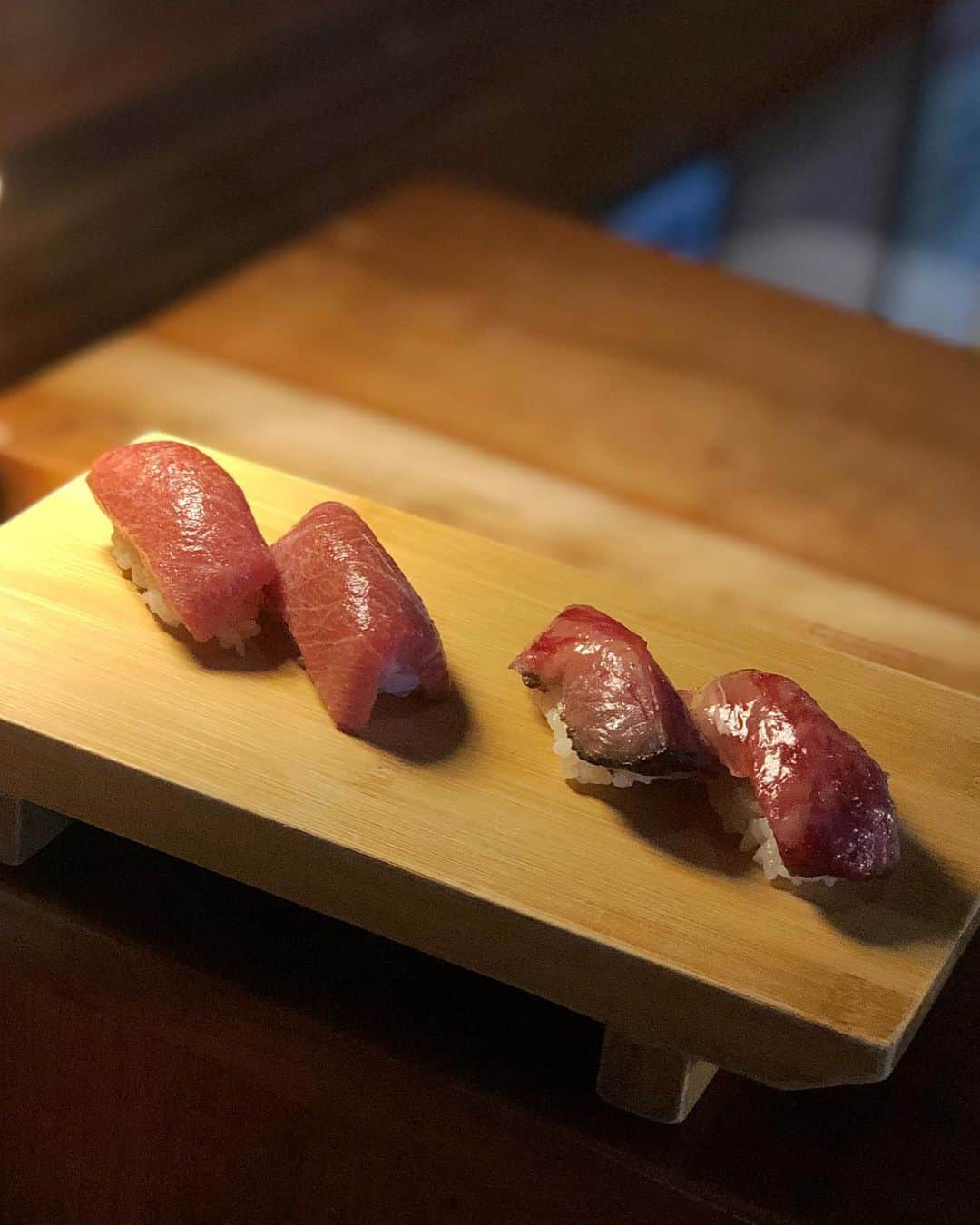 岡田育さんのインスタグラム写真 - (岡田育Instagram)「Happy birthday 🍣 🎂🍶 to him. @rosellasushi #rosellanyc  @katosakeworks #katosakeworks  @fukuchitose #fukuchitose #alphabetcitynyc  #newyorkstylesushi  #鮨屋 #sushiinnewyork  . 夫のオットー氏（仮名）のお誕生日でした。ロウゼラはいい鮨屋だなぁ。カジュアルだけど味はしっかり、江戸前とは違うけど一口ずつ斬新華やかなニューヨークスタイル。」9月20日 6時20分 - okadaic