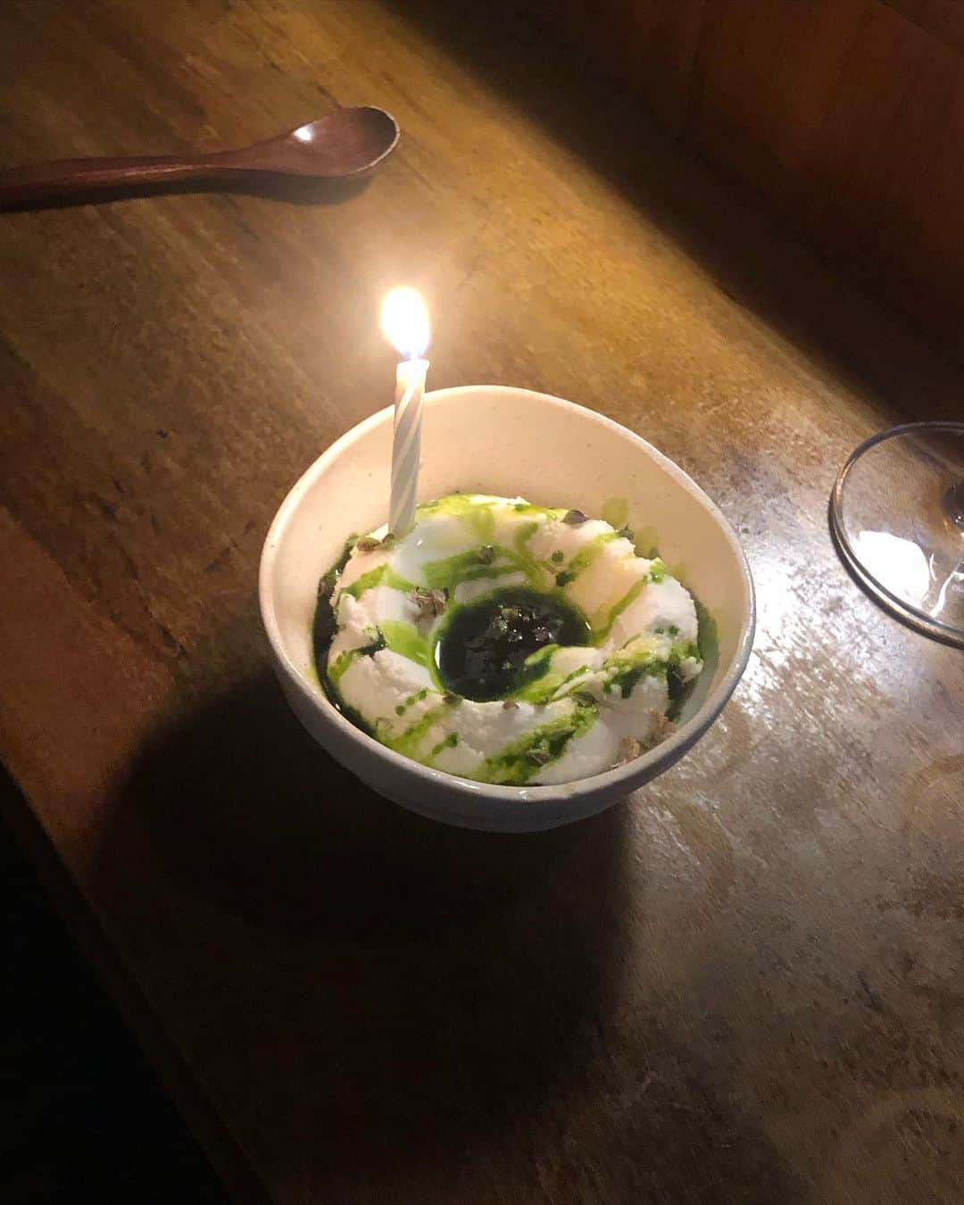 岡田育さんのインスタグラム写真 - (岡田育Instagram)「Happy birthday 🍣 🎂🍶 to him. @rosellasushi #rosellanyc  @katosakeworks #katosakeworks  @fukuchitose #fukuchitose #alphabetcitynyc  #newyorkstylesushi  #鮨屋 #sushiinnewyork  . 夫のオットー氏（仮名）のお誕生日でした。ロウゼラはいい鮨屋だなぁ。カジュアルだけど味はしっかり、江戸前とは違うけど一口ずつ斬新華やかなニューヨークスタイル。」9月20日 6時20分 - okadaic