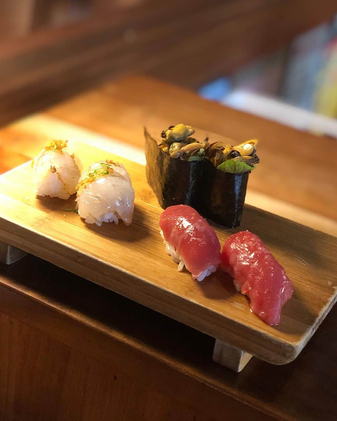 岡田育のインスタグラム：「Happy birthday 🍣 🎂🍶 to him. @rosellasushi #rosellanyc  @katosakeworks #katosakeworks  @fukuchitose #fukuchitose #alphabetcitynyc  #newyorkstylesushi  #鮨屋 #sushiinnewyork  . 夫のオットー氏（仮名）のお誕生日でした。ロウゼラはいい鮨屋だなぁ。カジュアルだけど味はしっかり、江戸前とは違うけど一口ずつ斬新華やかなニューヨークスタイル。」