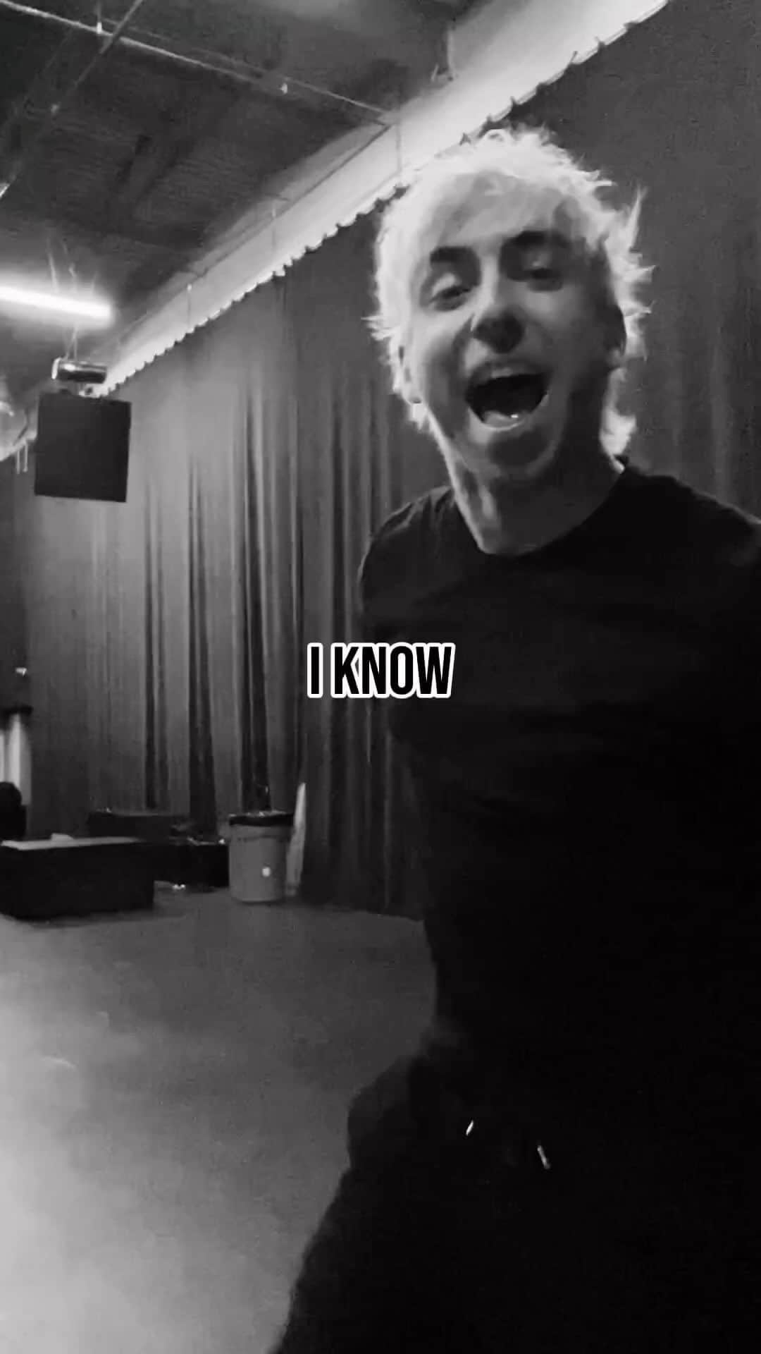 のインスタグラム：「I know it’s better if we both say...🎶 #NowPlaying "Fake As Hell" by @AllTimeLow & @AvrilLavigne」