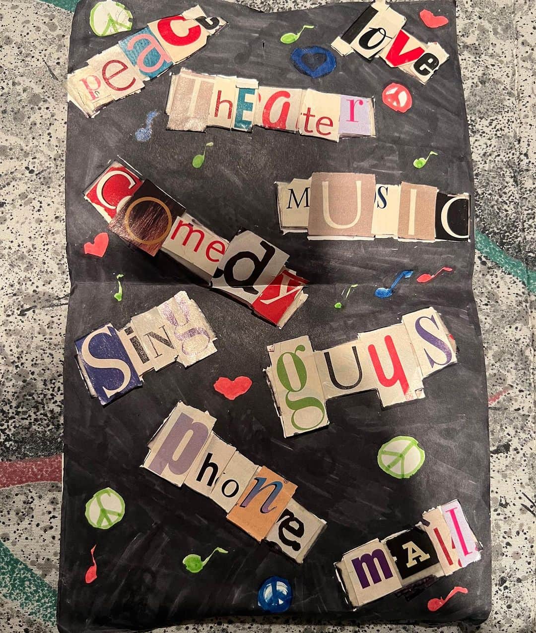 メリッサ・ラウシュのインスタグラム：「Found this extraordinary piece of art I made for my 7th grade locker. I would’ve been kicked out of New Jersey if “mall” wasn’t featured. And I gotta admit, “guys” wasn’t really a top priority…that was on there as an attempt to be cool (didn’t work). 💗☮️💜🎵💖」