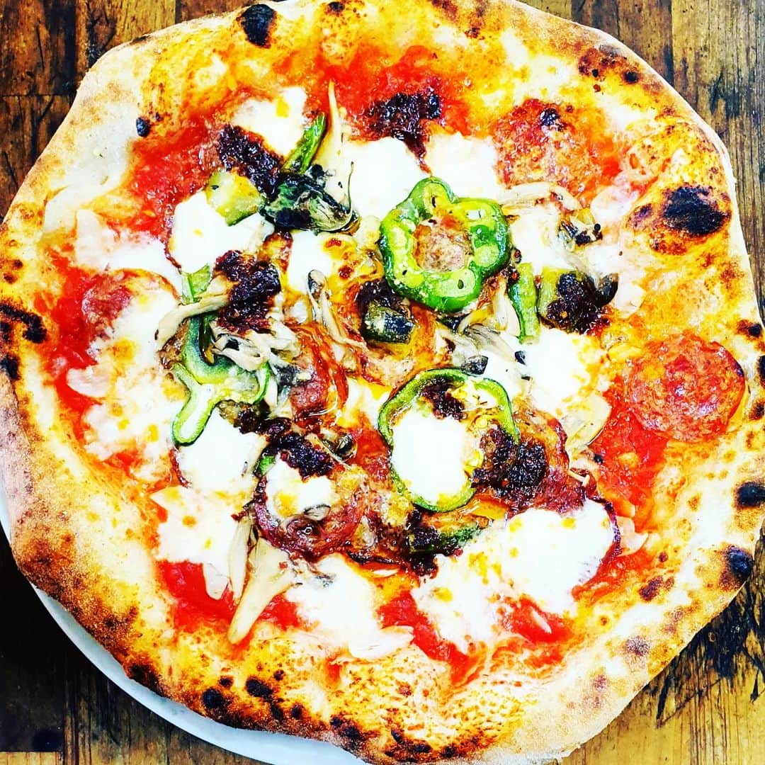 のインスタグラム：「女優の日常  おっは〜🐣  は～い朝からPizza 🍕  ウソだ  まだまだ暑い日々が続いてるね  どうなってるんだろう。。。  秋の香りもしつつ  まだ夏っぽいという。  そして  老化も感じつつ😵‍💫  ヨガの勉強も深堀りに入ってきましたので  脳みそグルグルです  でもね  これ死ぬまでヨガと行けると思ってる  どこに行くのか?  しらんけど🤣  ヨガとならば共に生きていけると思う  やさしさに包まれるかんじ  ヨガのあとは本当に気持ちがいい  ゆるいのがいいんだけどねあたしは。  始めるタイミングなんぞ関係ない  やりたいと思ったときに始めて見るでいい  肯定的にいきましょう  は～い!  今日もいってらっしゃい〜🐇🐇🐇  🧘‍♀ヨガと生きる大使の晴美でした🧘‍♀  💞感謝💞  #pizza #italian #yoga #感謝 #love」