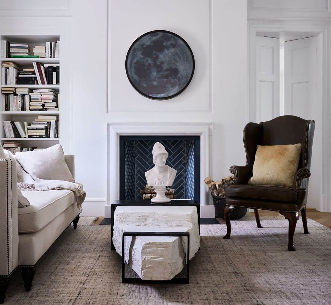 のインスタグラム：「“There is a certain luxury in not being formally trained,” says ELLE DECOR A-List Titan Darryl Carter (@darrylcarterdesign), who transitioned to interior design 25 years ago from a career in environmental law. “If you don’t know the rules, you don’t know you’re breaking them.” In past projects, he’s been known to go so far as to turn a perfectly preserved antique Persian rug underside up to better admire the subtlety of its weave and coloring. In this Georgian revival-style home, he’s deployed equally unconventional strategies to keep things at once calm and multidimensional.  To see how, click the link in bio for a full look inside this regal home, shown in our October 2023 issue. Written by @cokhio. Photographed by @williamwaldronphoto.」