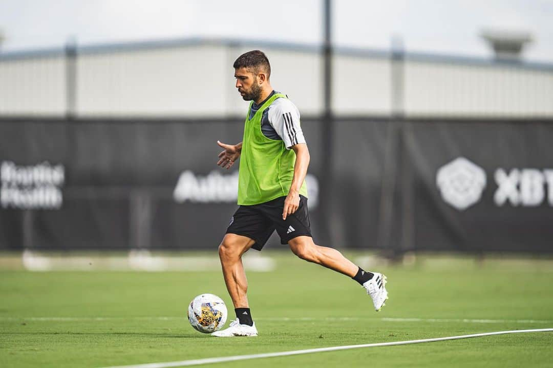 ジョルディ・アルバのインスタグラム：「Listos para el partido de mañana. 💪🏻🖤💗」