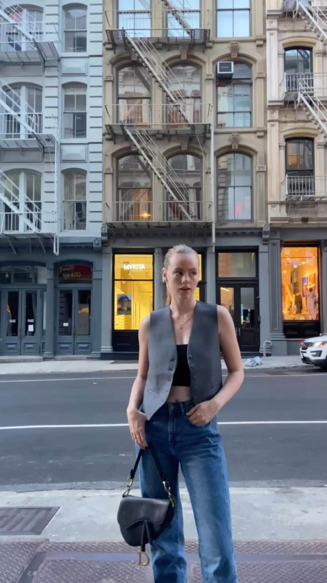 Annabel Smitのインスタグラム：「outfit checks + Soho = 🖤   #outfitcheck #soho #nyc #fashionweek #ootd」