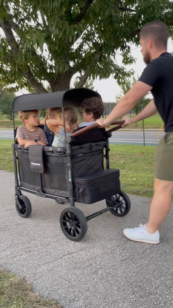 ジェッサ・ダガーのインスタグラム：「If you have multiple little ones, there’s nothing like a Wonderfold wagon for transporting everyone!   Get 10% off any wagon with code “JessaSeewald” •Link in bio•  #WonderfoldPartner」