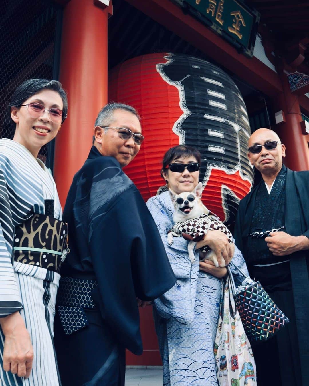 のインスタグラム：「紋次郎一家の親分衆たち  ひたすら格好良かった！ ありがとうございました @gonthebluesbreaker @katuyaotani @himukaishigeri   #勝手に着物で悪役商会  #dog#dogstagram#instadog#chihuahua#barkbox#mydogiscutest#buzzfeed#dog_features#fluffypack#barkpack#dogsofinstagram#犬#チワワ#手作り#handmade#着物#fashion#紋次郎一家#チーム茶#ふわもこ部#igersjp#peco犬部#dogfashion #whisky」
