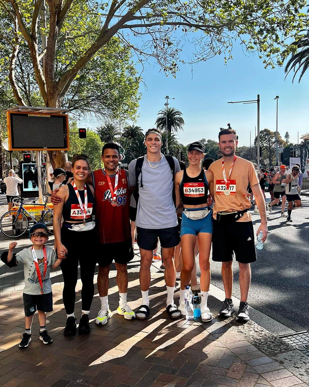 デイヴィッド・ニカさんのインスタグラム写真 - (デイヴィッド・ニカInstagram)「Sydney with the Nyika spawn  Managed my first half marathon in 1:22:42 🏁 37th/4931 which I’m pretty pleased about.   Saw all my siblings in the same place which is becoming increasingly rare  Now headed back to Gatton with a full cup— ready to kick back into gear ⚔️」9月20日 6時45分 - davidnyika