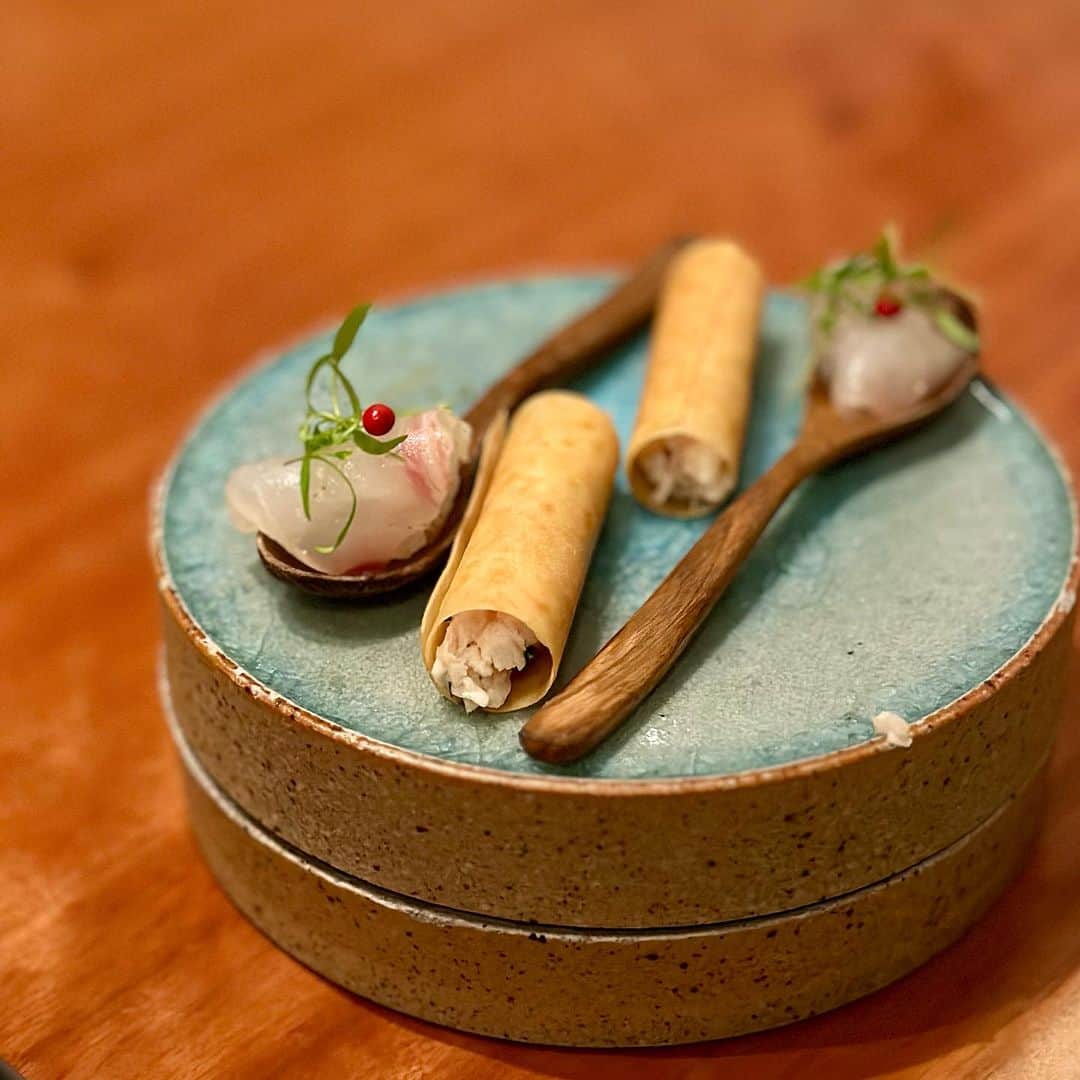 武井義明のインスタグラム：「客人あって西神田へ。フレンチのシェフによる焼鳥店。炭と薪を使うそうで、見た目は焼鳥だけど、火入れが絶妙！　フレンチ的な部分はソース、スパイス、ハーブ、調味料にもよくあらわれてる。とても気持ちの良い店で、ワインも豊富。食べた飲んだ。夜中までこんなに食べたのは久しぶりです。  Jimbocho Gokita is a charcoal/wood-fired restaurant that specializes in yakitori as well as French cuisine techniques. Not only Japanese, but also English and French are spoken, so for all foreign visitors to Tokyo, I recommend this restaurant.」