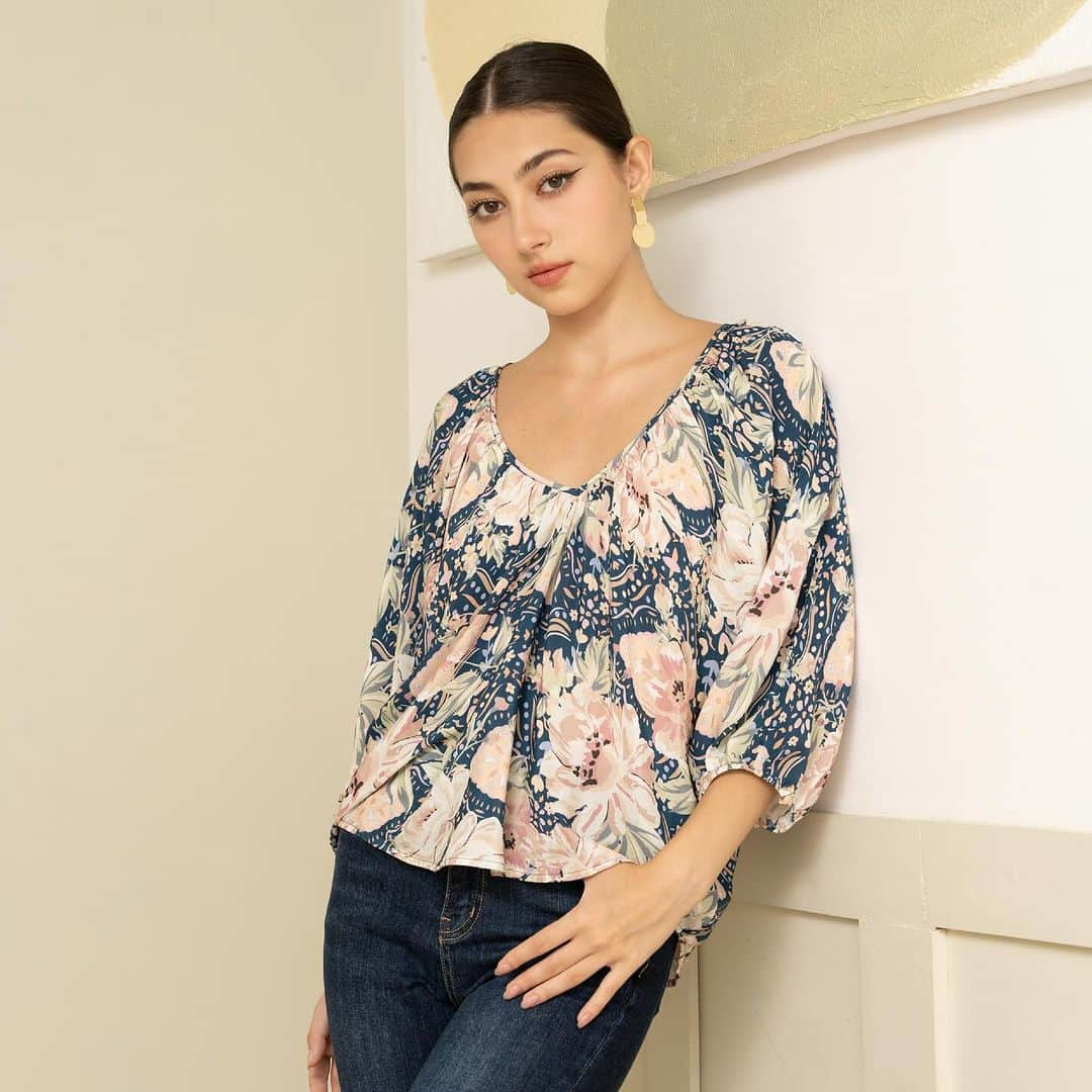 ユミキムのインスタグラム：「Upgrade your weekend wardrobe with our effortless fall floral top.  #falltop #floraltop #fallcollection」