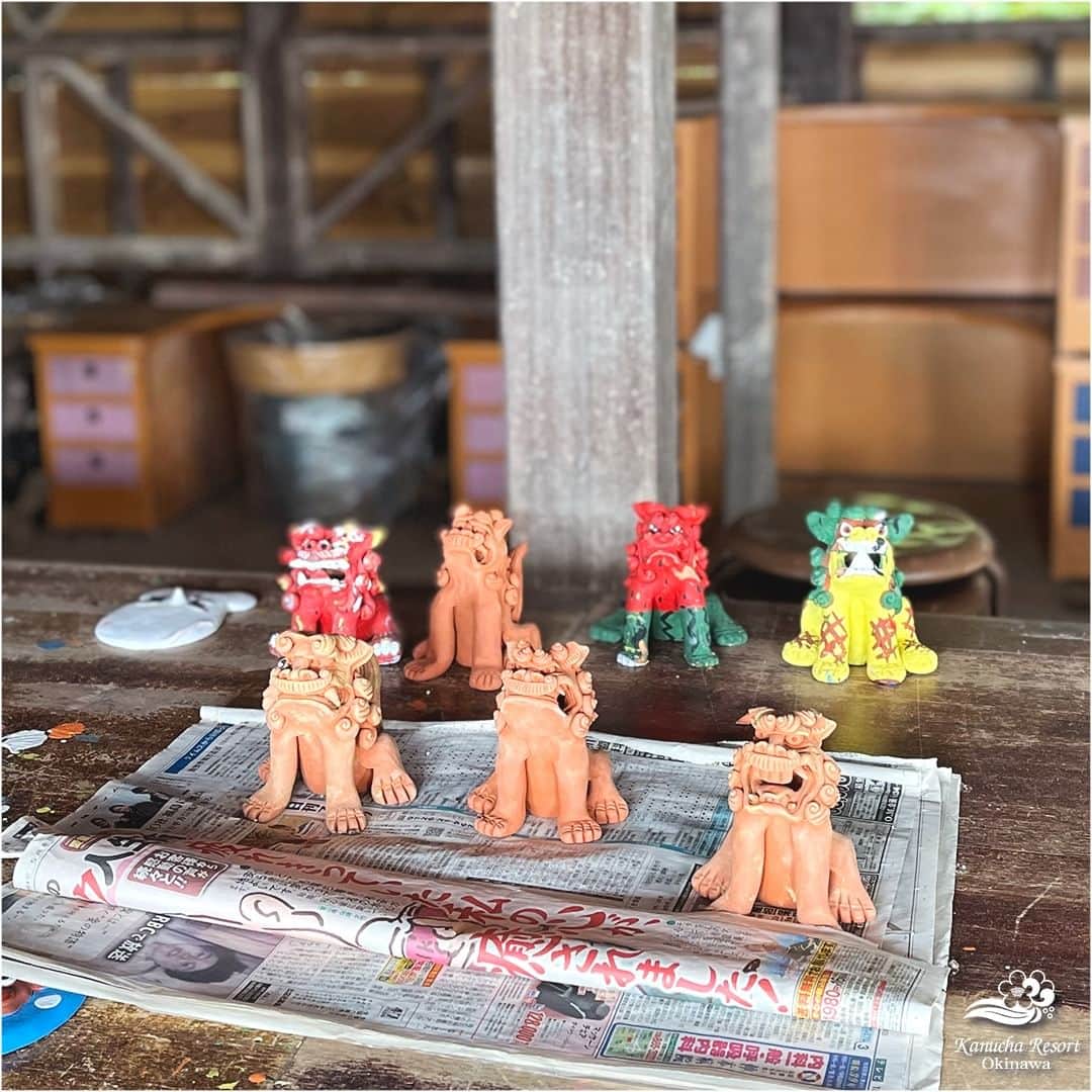 カヌチャリゾートのインスタグラム：「カヌチャで工芸体験！  旅の記念やお土産を手作りできる、 カヌチャの手作り体験メニュー。  中でもオススメなのが、沖縄の伝統や文化に触れられる 陶芸やシーサー色塗り体験です✨  本格的な立体シーサーの他にも、 お手軽にチャレンジできる型面シーサーや お子様向けのキッズプレートコースをご用意。  世界に一つだけのオリジナルシーサーで 素敵な旅の思い出を作ってみませんか？  陶芸体験は事前予約制となりますので、 ご宿泊前にお問い合わせくださいね☺  #カヌチャリゾート　#カヌチャ　#工芸体験　#陶芸体験 #沖縄リゾート　#南国リゾート　#伝統工芸　#シーサー #県民プラン　#カップルプラン　#デートプラン　#手作り」