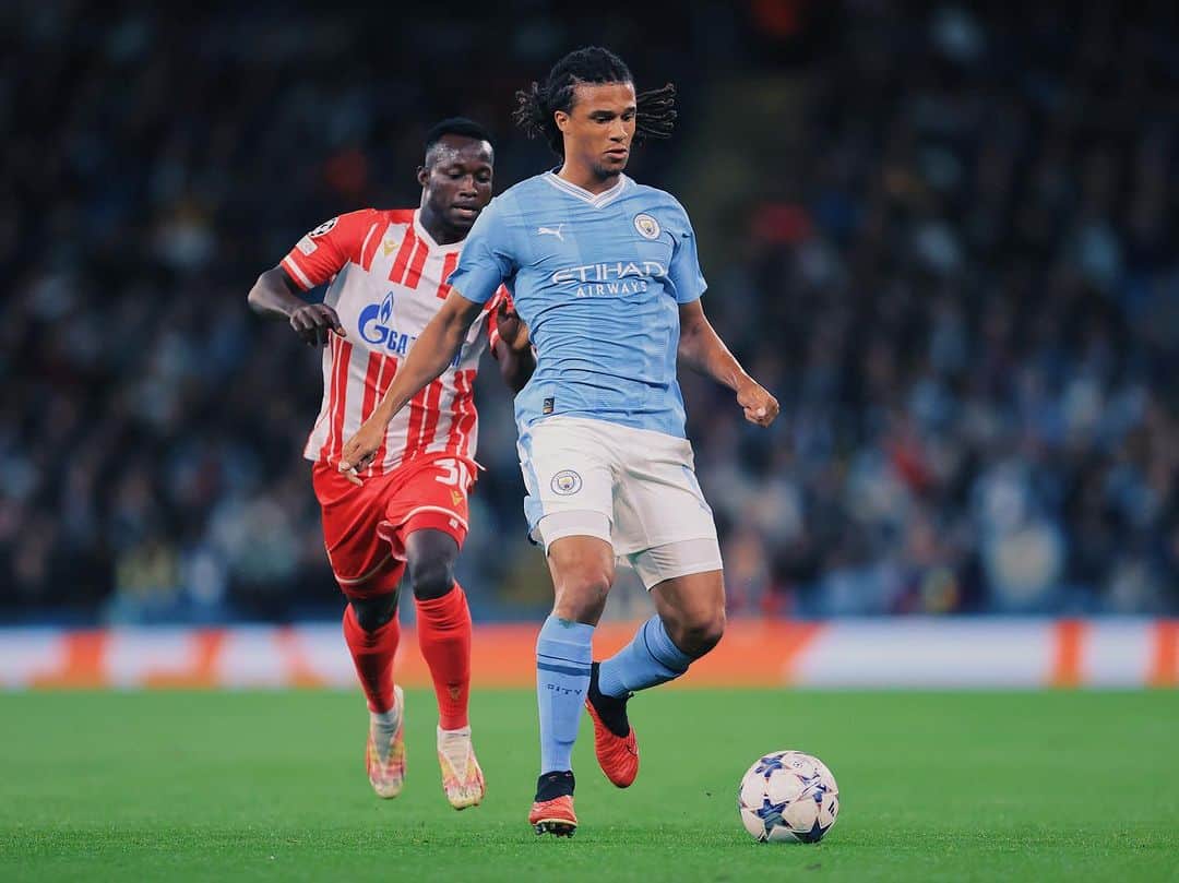 ナタン・アケのインスタグラム：「Champions League opening night win! Feels good to be back 💫 #UCL @mancity」