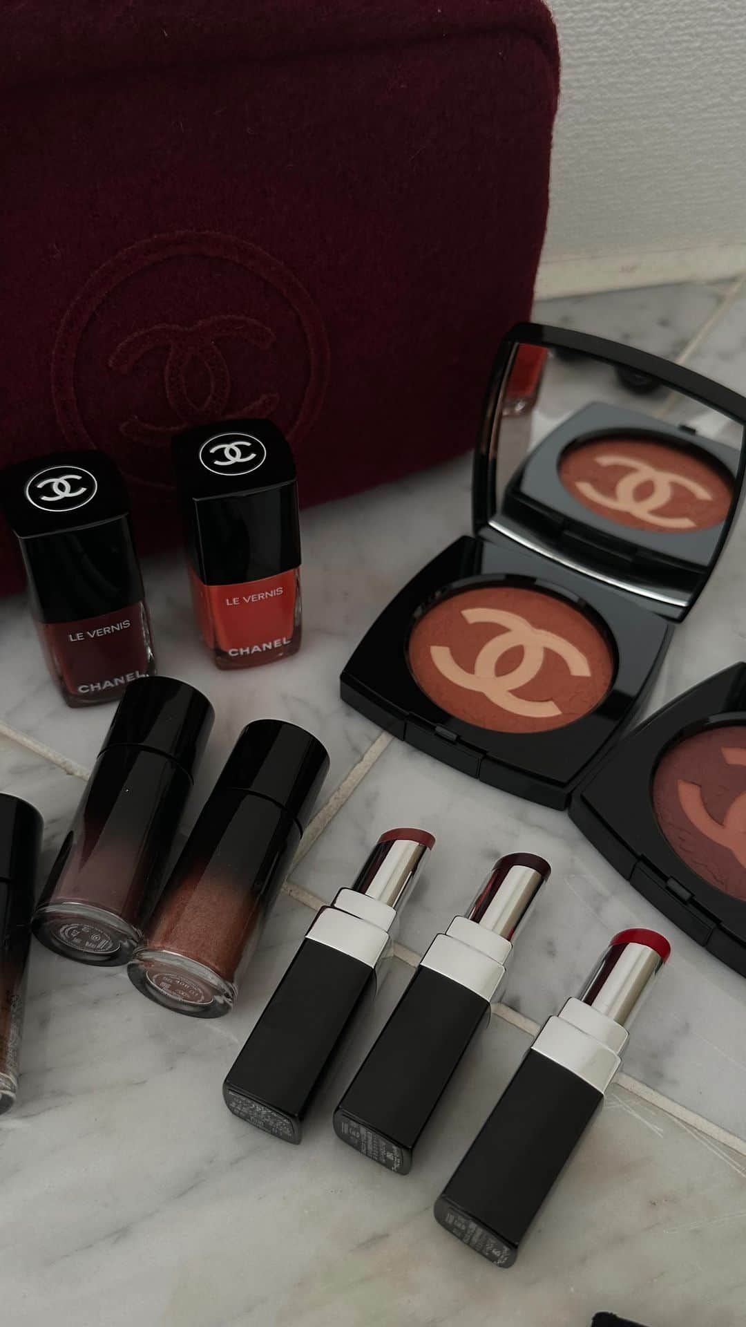 松本恵奈のインスタグラム：「CHANELから赤いポーチに入ったgiftが届きました💄 秋の雰囲気を纏った限定コスメ🍂 洋服と共にメイクも変わる時期。 季節の変わり目はいつもとてもワクワクします◯  シャネル初のルースパウダー アイシャドウ、オンブル プルミエール リーブル。 こちらも使ってみるのが楽しみです。  濃厚な色と繊細な色、2色が組みあわされたチークカラーもすごく使いやすそう◯そして何より可愛い♡  鮮やかな発色と縦じわの無い立体感が長時間続くリップスティック💄鏡のような輝きを表現したシルバー リングのパッケージも素敵です◯  ネイルもシックなカラーとポップなカラーで どちらも可愛い。  いつもありがとうございます♡  #chanel #cosmetics #gift #aw #chanelbeauty #makeup」