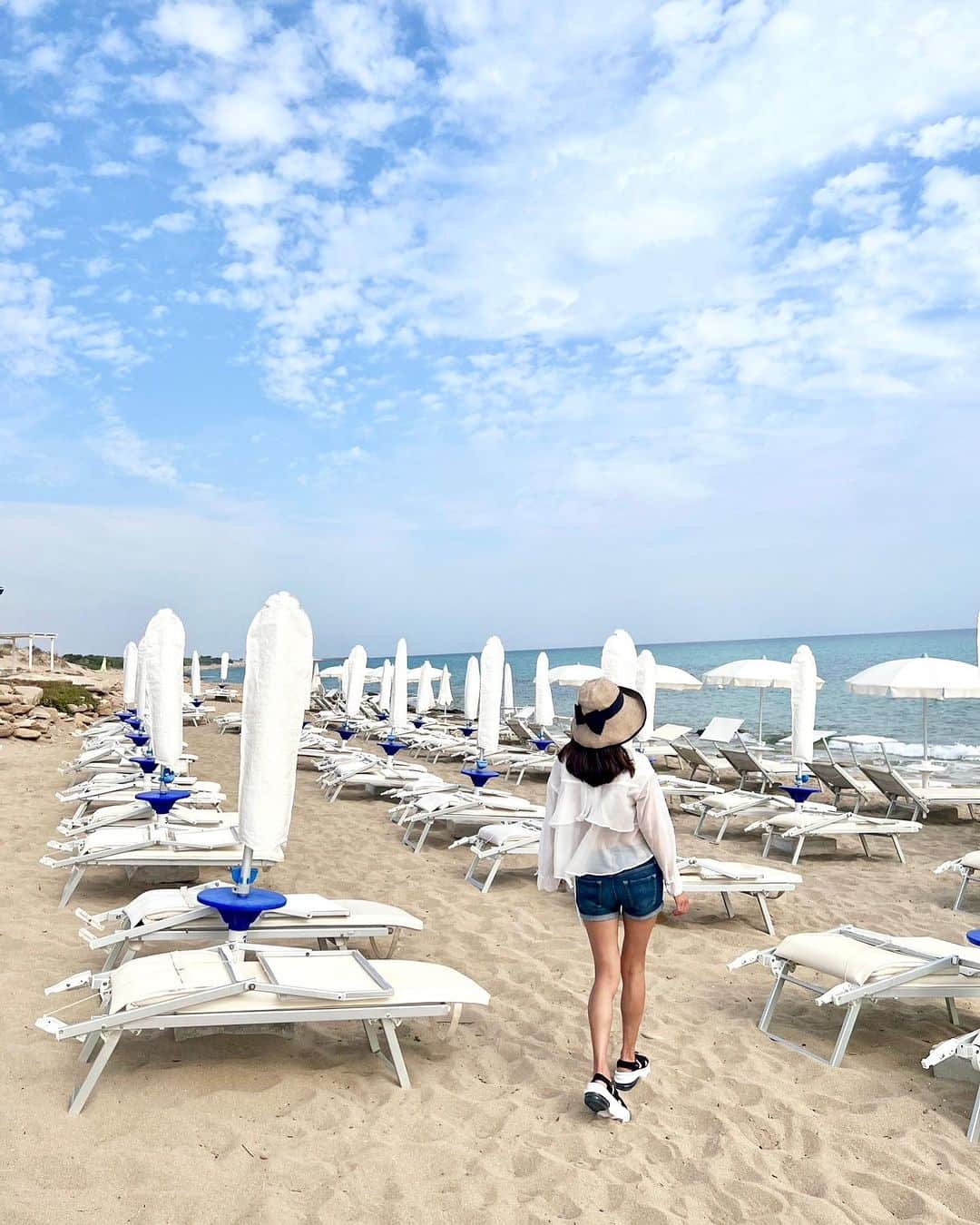 胃腸良子さんのインスタグラム写真 - (胃腸良子Instagram)「プーリアの海🏖️  ビーチクラブでランチ。 プーリアは海に囲まれているところなので、 素敵なビーチクラブが沢山あります。  @sanmarzanowines   ワイン🍾飲みながら潮風にあたるのが心地よく。  まるで遠い思い出です。  #italy  #PUGLIA #イタリア San Marzano Wines #winesharingbeauty #Primitivo  #Puglianwine #プーリアワイン #Salento  #サレント #sanmarzanowines #サンマルツァーノワイン #Puglia  #プーリア #italianlifestyle  #presstrip」9月20日 7時01分 - kimiyo.f