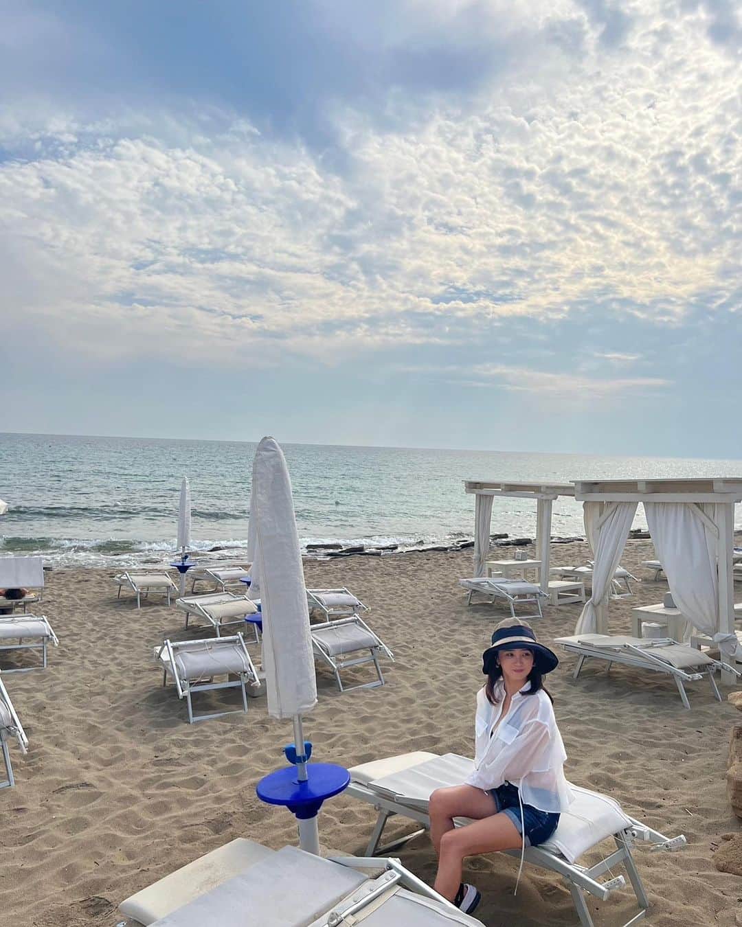 胃腸良子さんのインスタグラム写真 - (胃腸良子Instagram)「プーリアの海🏖️  ビーチクラブでランチ。 プーリアは海に囲まれているところなので、 素敵なビーチクラブが沢山あります。  @sanmarzanowines   ワイン🍾飲みながら潮風にあたるのが心地よく。  まるで遠い思い出です。  #italy  #PUGLIA #イタリア San Marzano Wines #winesharingbeauty #Primitivo  #Puglianwine #プーリアワイン #Salento  #サレント #sanmarzanowines #サンマルツァーノワイン #Puglia  #プーリア #italianlifestyle  #presstrip」9月20日 7時01分 - kimiyo.f