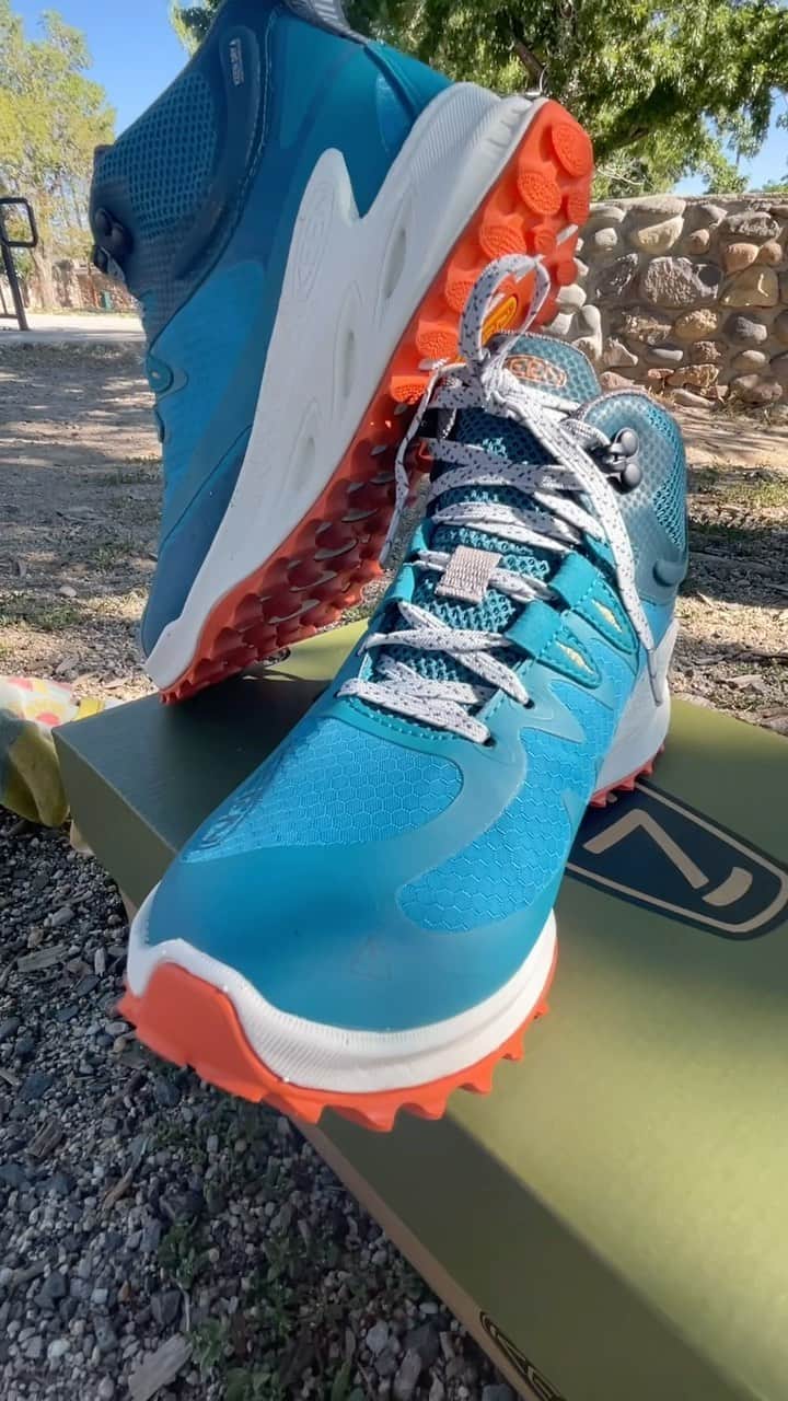 キーンのインスタグラム：「Unboxing the Women’s Zionic Waterproof Hiking Boot! 💦  Complete with a breathable, waterproof membrane and traction equipped for different terrains, the Zionic is ready to hit your feet so you can hit the trail 💨 #KEEN #KEENZionic #FastAndLight」