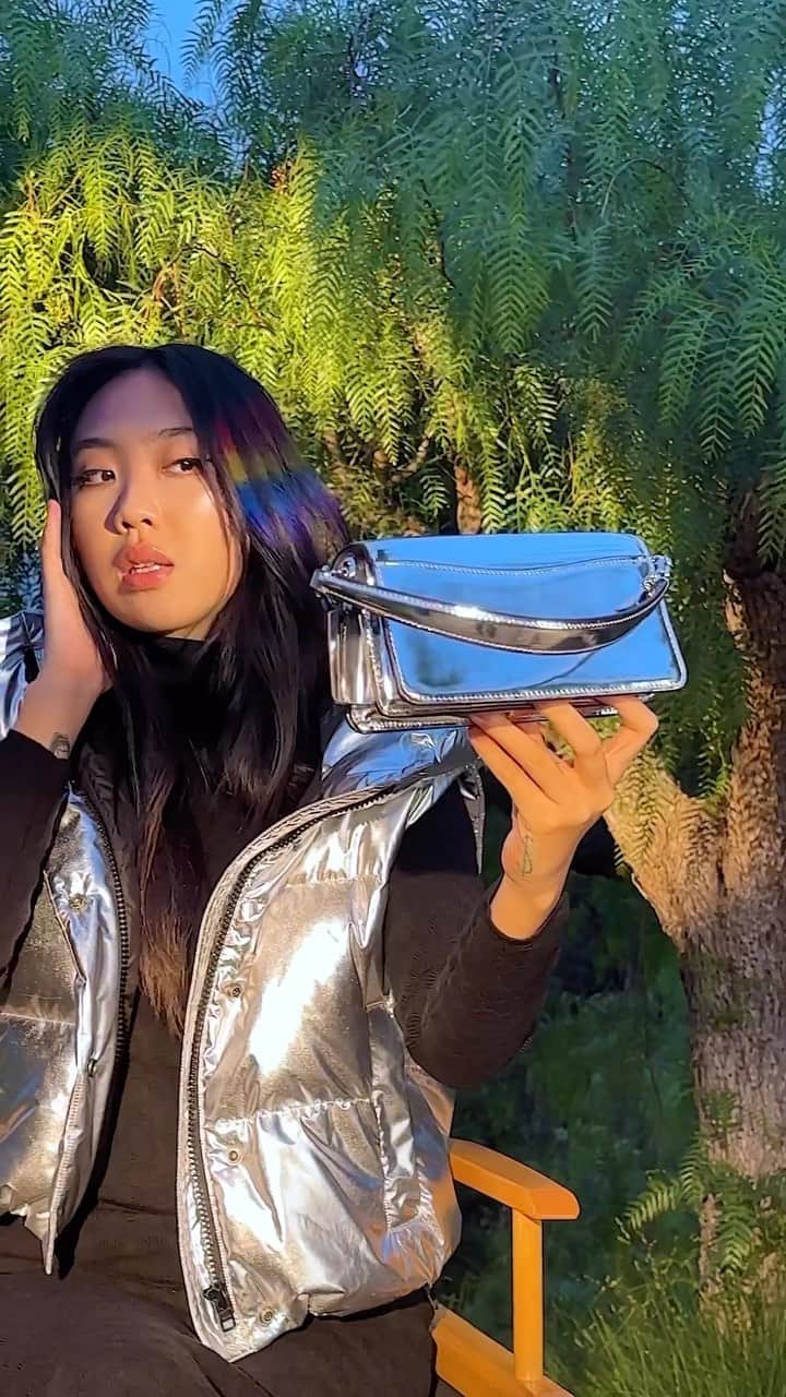 コーチのインスタグラム：「Find yourself a bag so ✨shiny✨ you can use it as a mirror.  @youngji_02 #WearYourShine #CoachNY #TabbyBag」
