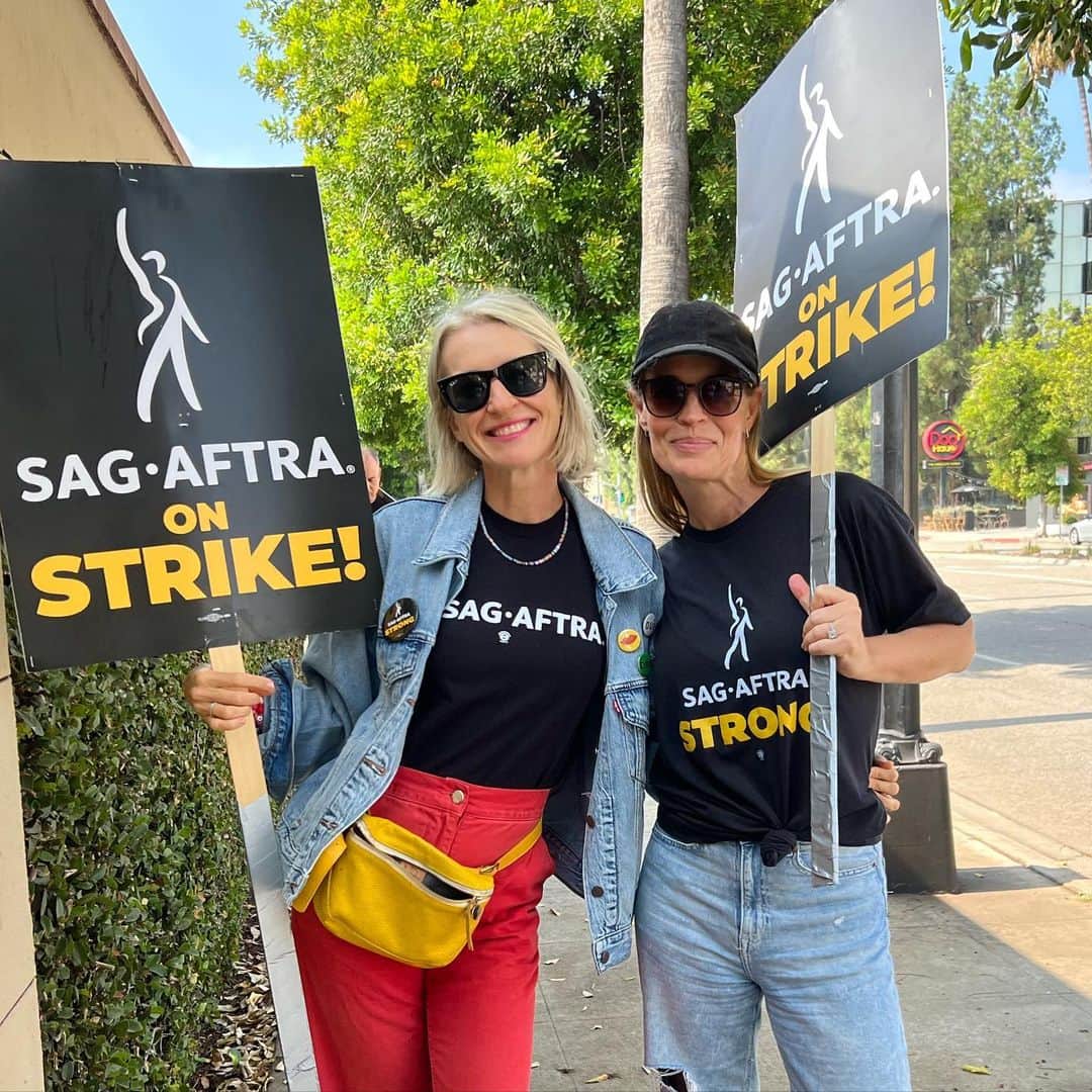 ジェリー・ライアンのインスタグラム：「So fun seeing friends on the picket line today! ❤️✊🏼 @sagaftra #sagaftrastrong #unionstrong #1u」