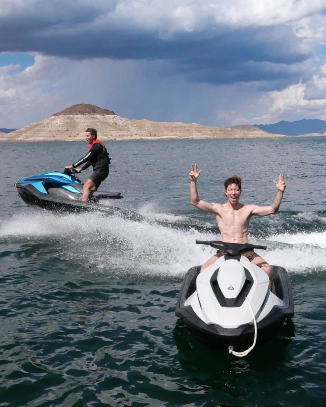 ショーン・ホワイトのインスタグラム：「Took these @taigamotors 100% electric jet skis for a spin on the lake. Really cool to see things going electric these days⚡️!! If you get your hands on one set the speed to WILD and hold on 🚀」