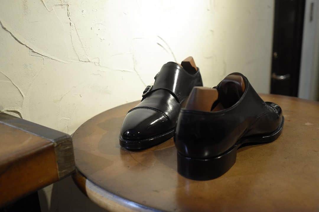 Yuya Hasegawaのインスタグラム：「@johnlobb   長谷川指名の磨きはお預かりでも承ってますがこちらの靴も毎回お預かりで磨かせてもらってます。どんな方なのか履き主を想像しながら磨くのも楽しいです。  #johnlobb #珍しい色 #brifth #shoeshine」