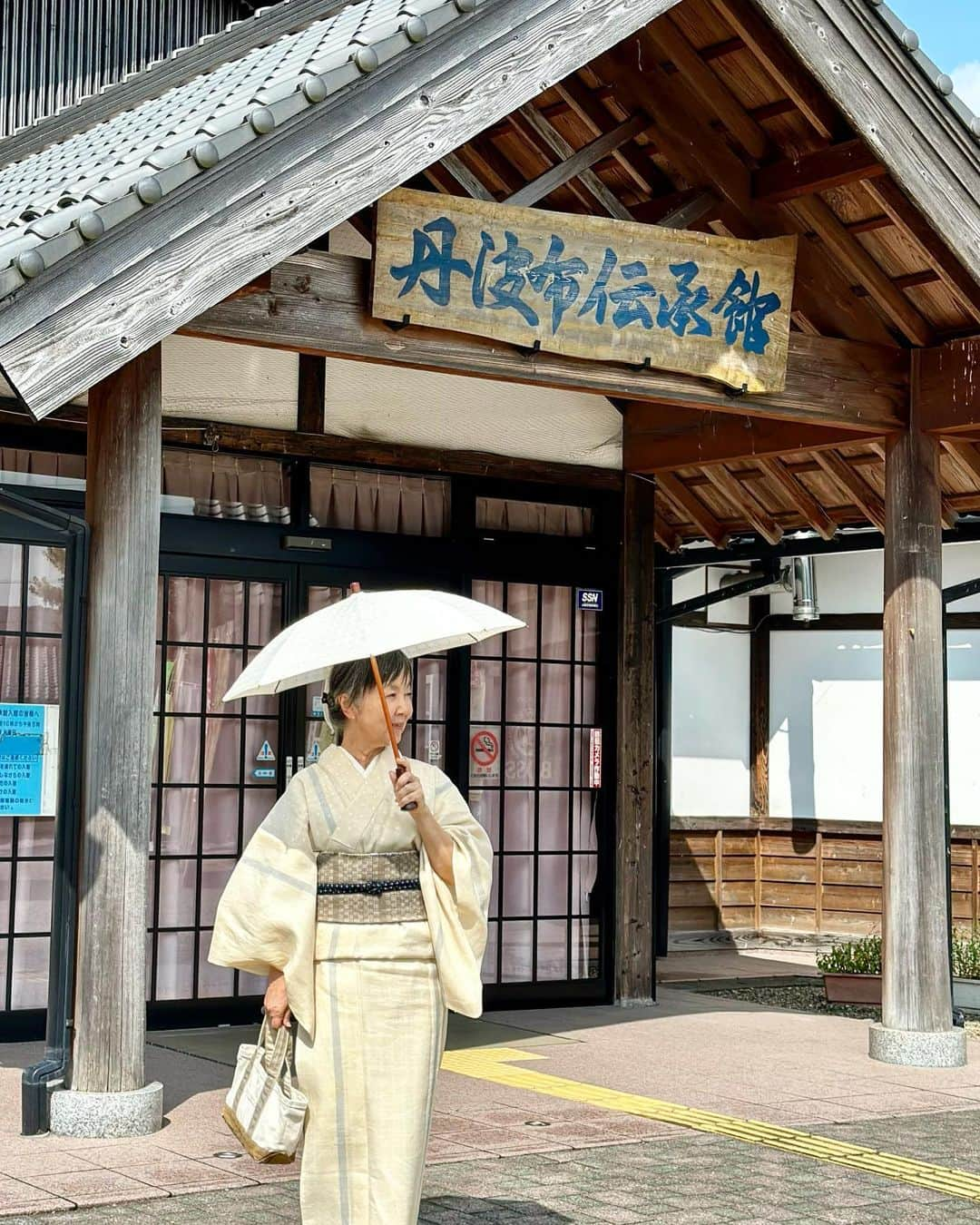 山崎陽子のインスタグラム：「薄 丹波市青垣町、丹波布の里へ。 ーこの縞模様誰に伝えんー 愛する丹波布、木綿の味を感じ取る。 #kimono #生紬 #しょうざん生紬  #丹波布#八寸帯 #イラズムス千尋  #かよの丸ぐけ#久留米絣の丸ぐけ  丹波布の着物は、暑さゆえ断念…」