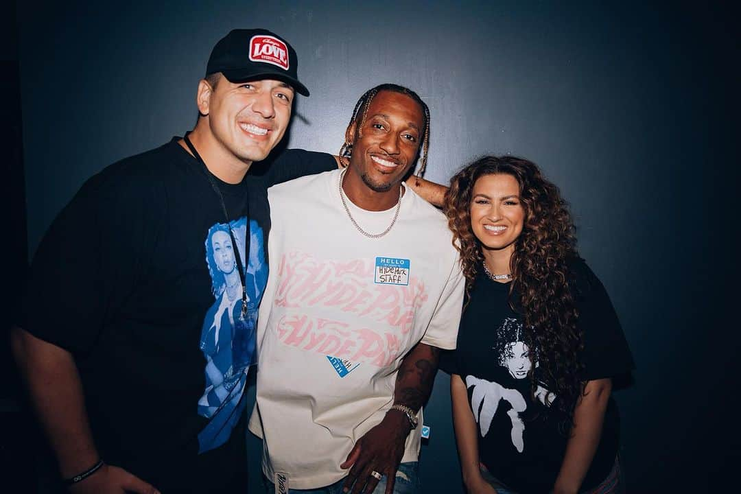 レクレーのインスタグラム：「Two of my faves. Also if you haven’t listened to @torikelly new music…do yourself the favor. It’s 🔥 The live show was nuts.」