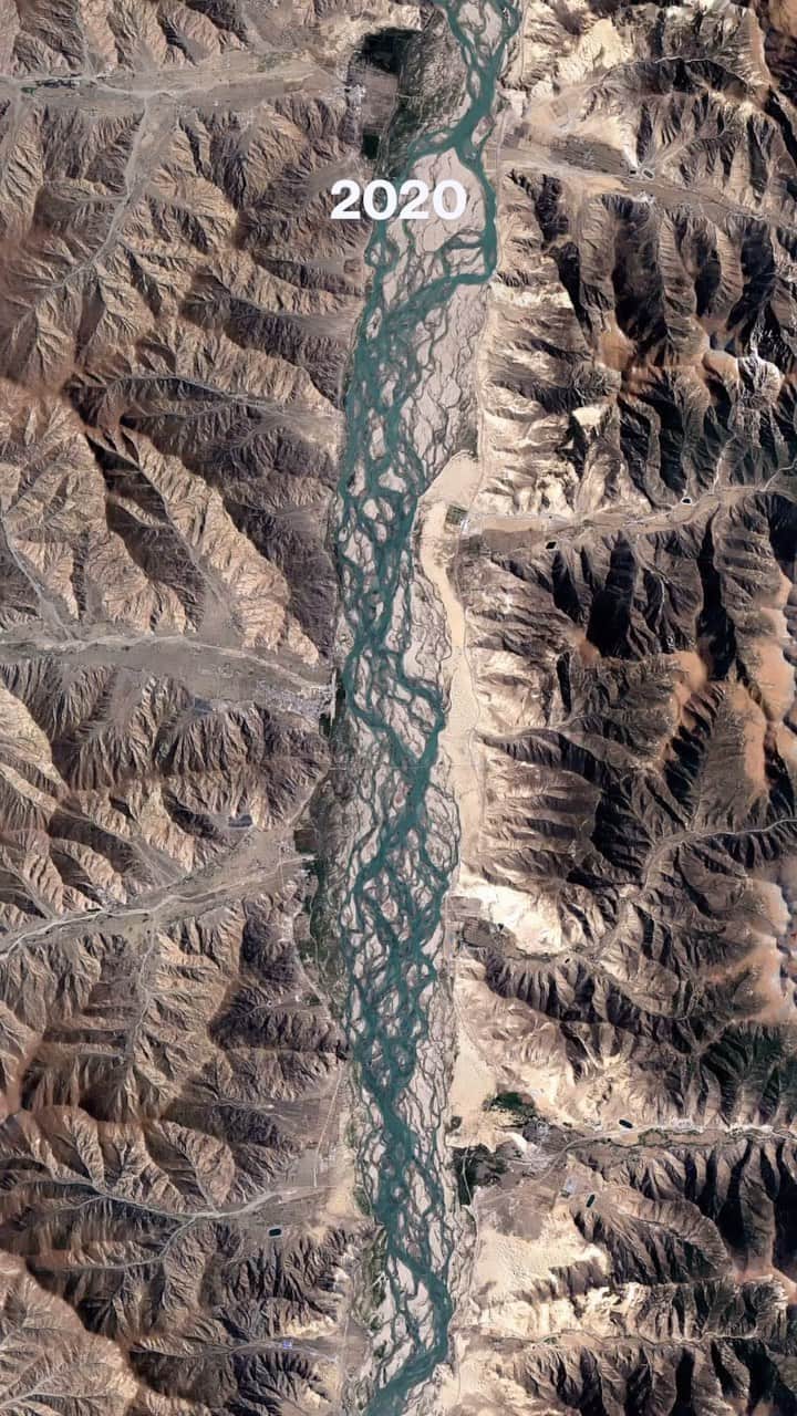 Daily Overviewのインスタグラム：「The Yarlung Tsangpo River changes course over the years as it flows across the Tibetan Plateau. Stretching 1,760 miles (2,840 kilometers) across China, India, and Bangladesh, the river is the 11th longest in Asia. The section of river seen here is located south of the city of Lhasa, Tibet.  Created by @dailyoverview  Source imagery: NASA / Google Timelapse」